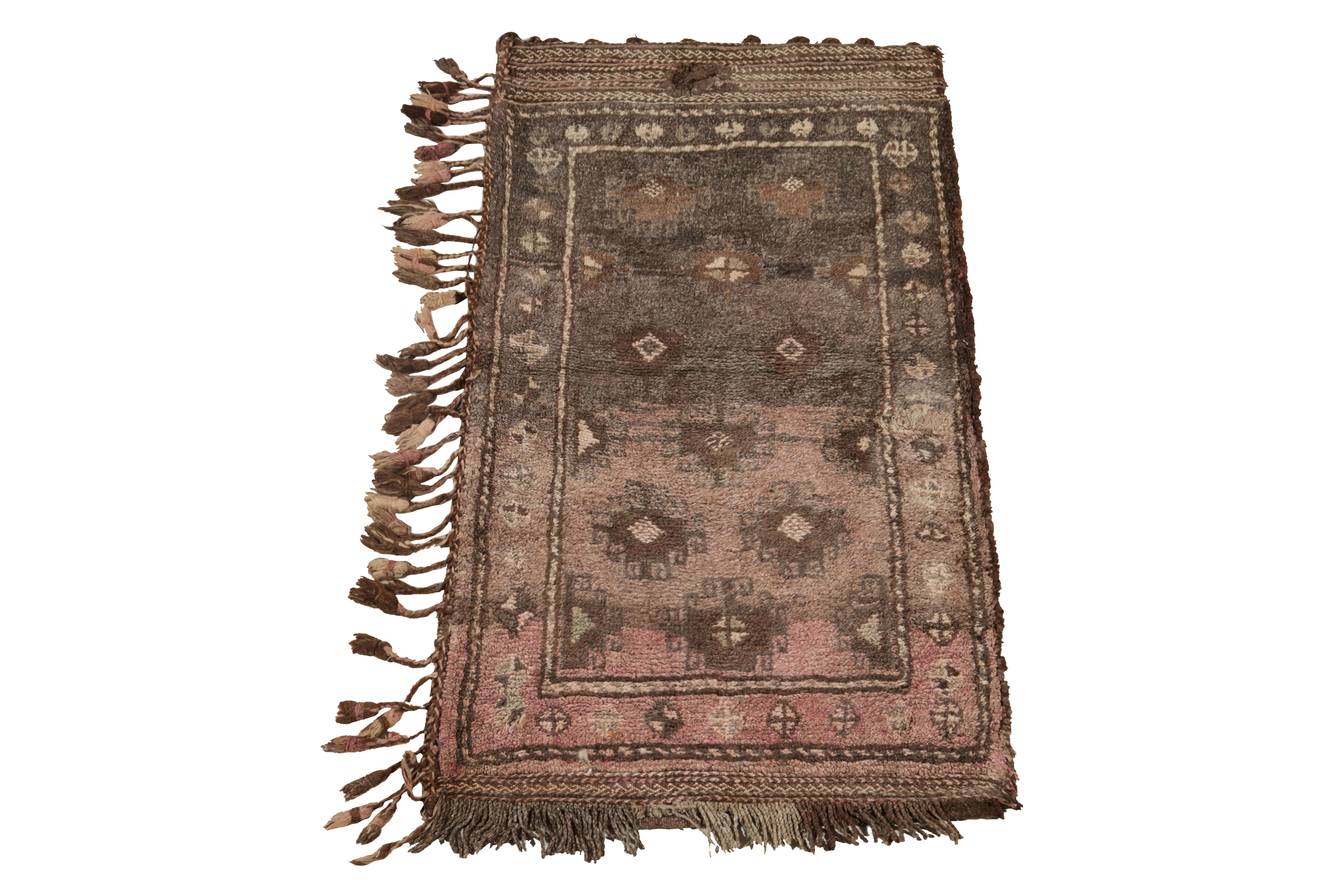 Der antike Belutsch-Teppich 3x4 aus Persien (ca. 1920-1930) zelebriert die nomadische Sensibilität von Belutschistan. Der Tribal-Stil zeigt eine Montage von geometrischen Mustern und traditionellen Motiven in Braun und Kohleschwarz, rustikalem Rot