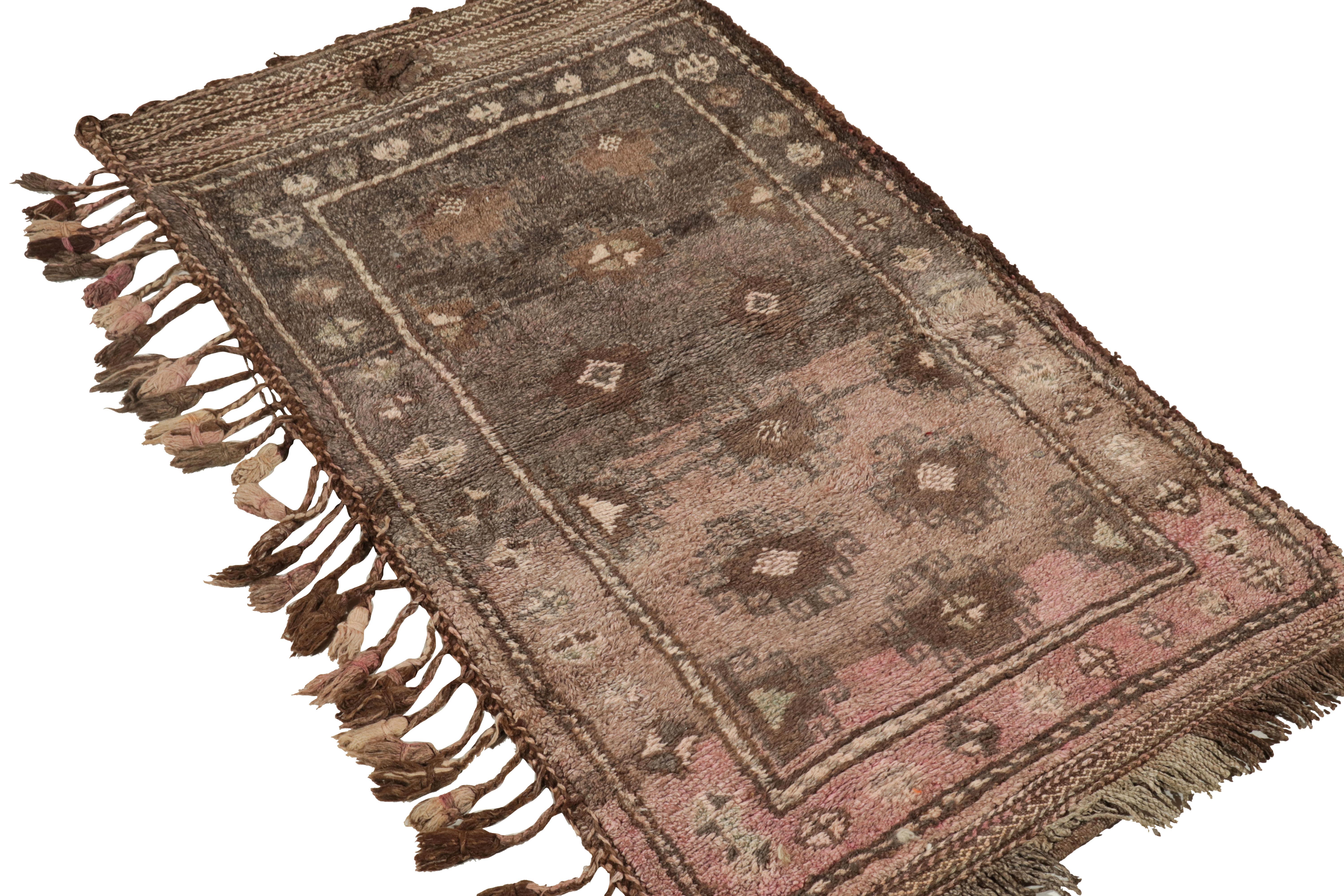 Antiker antiker Baluch-Perserteppich in Beige-Braun, Rosa mit geometrischem Muster von Teppich & Kelim (Stammeskunst) im Angebot
