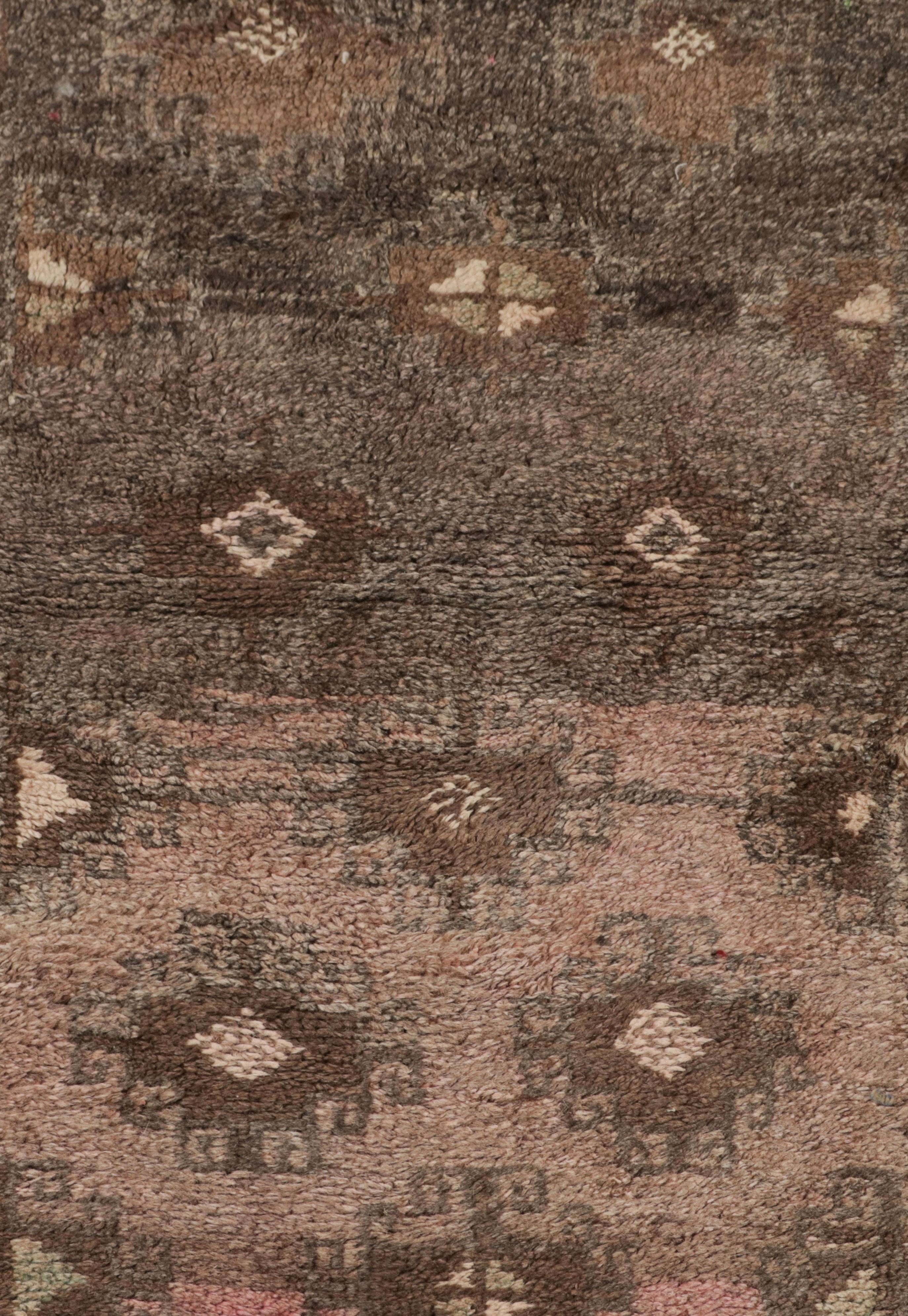 Antiker antiker Baluch-Perserteppich in Beige-Braun, Rosa mit geometrischem Muster von Teppich & Kelim (Pakistanisch) im Angebot
