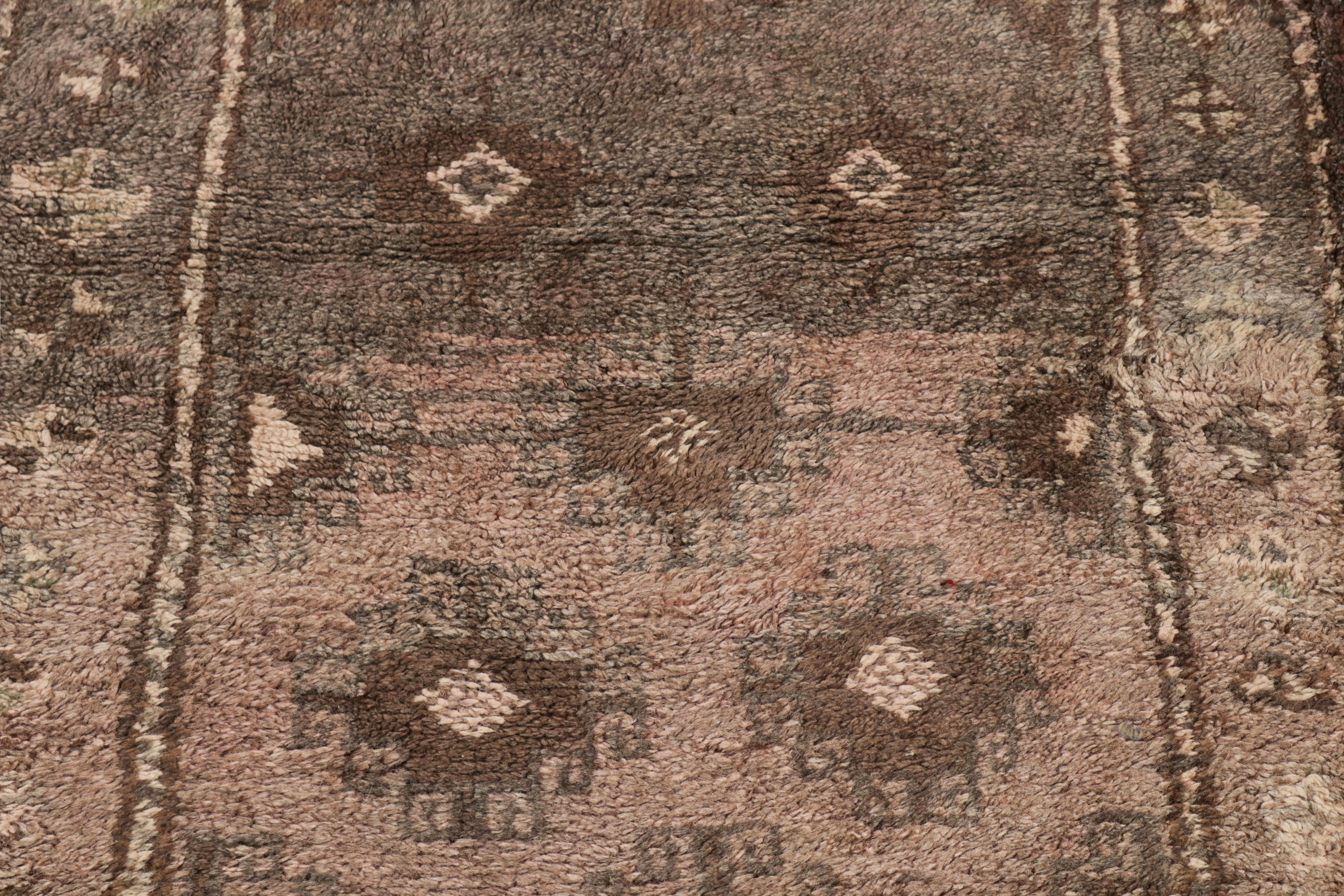 Antiker antiker Baluch-Perserteppich in Beige-Braun, Rosa mit geometrischem Muster von Teppich & Kelim (Handgeknüpft) im Angebot