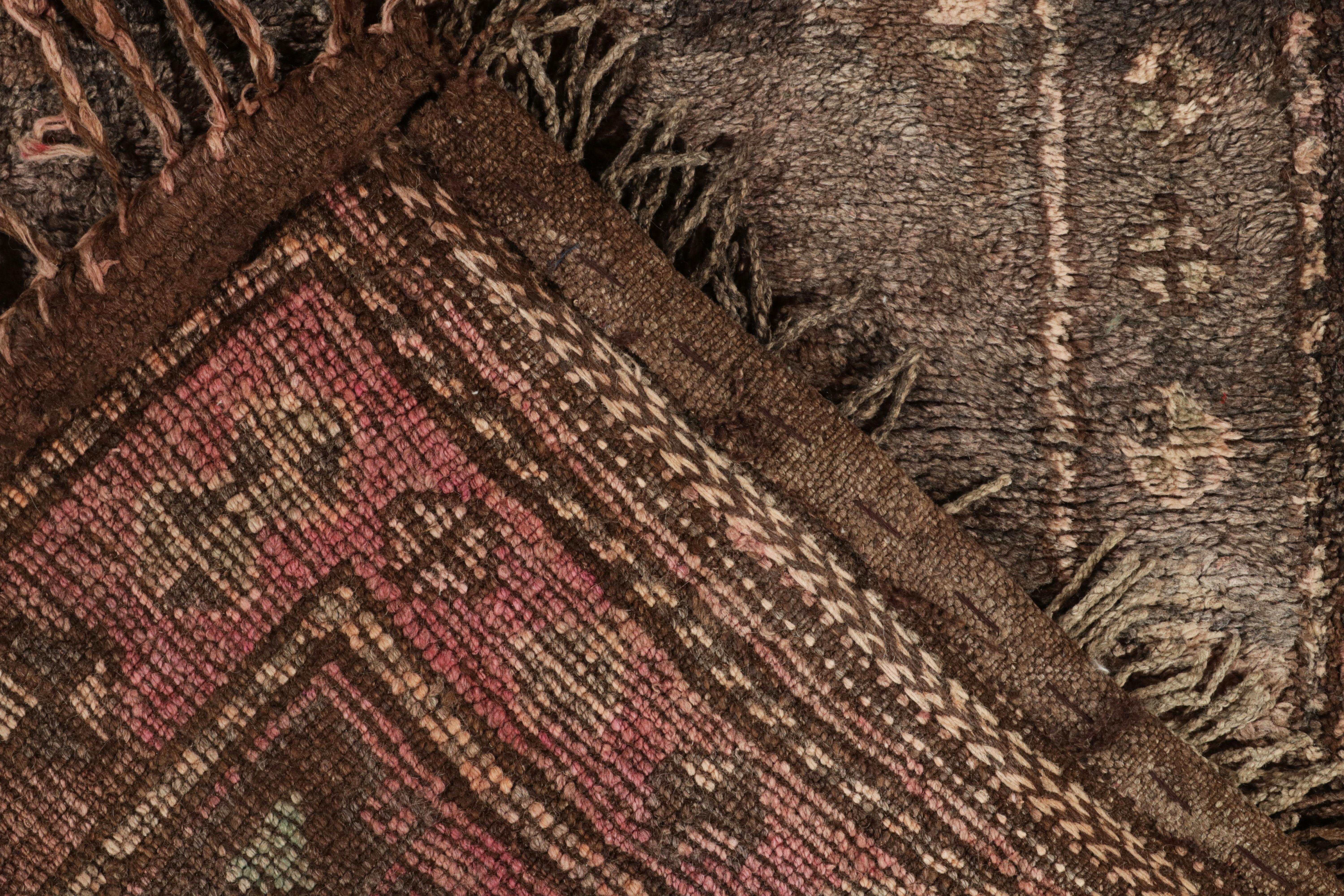 Antiker antiker Baluch-Perserteppich in Beige-Braun, Rosa mit geometrischem Muster von Teppich & Kelim (Frühes 20. Jahrhundert) im Angebot