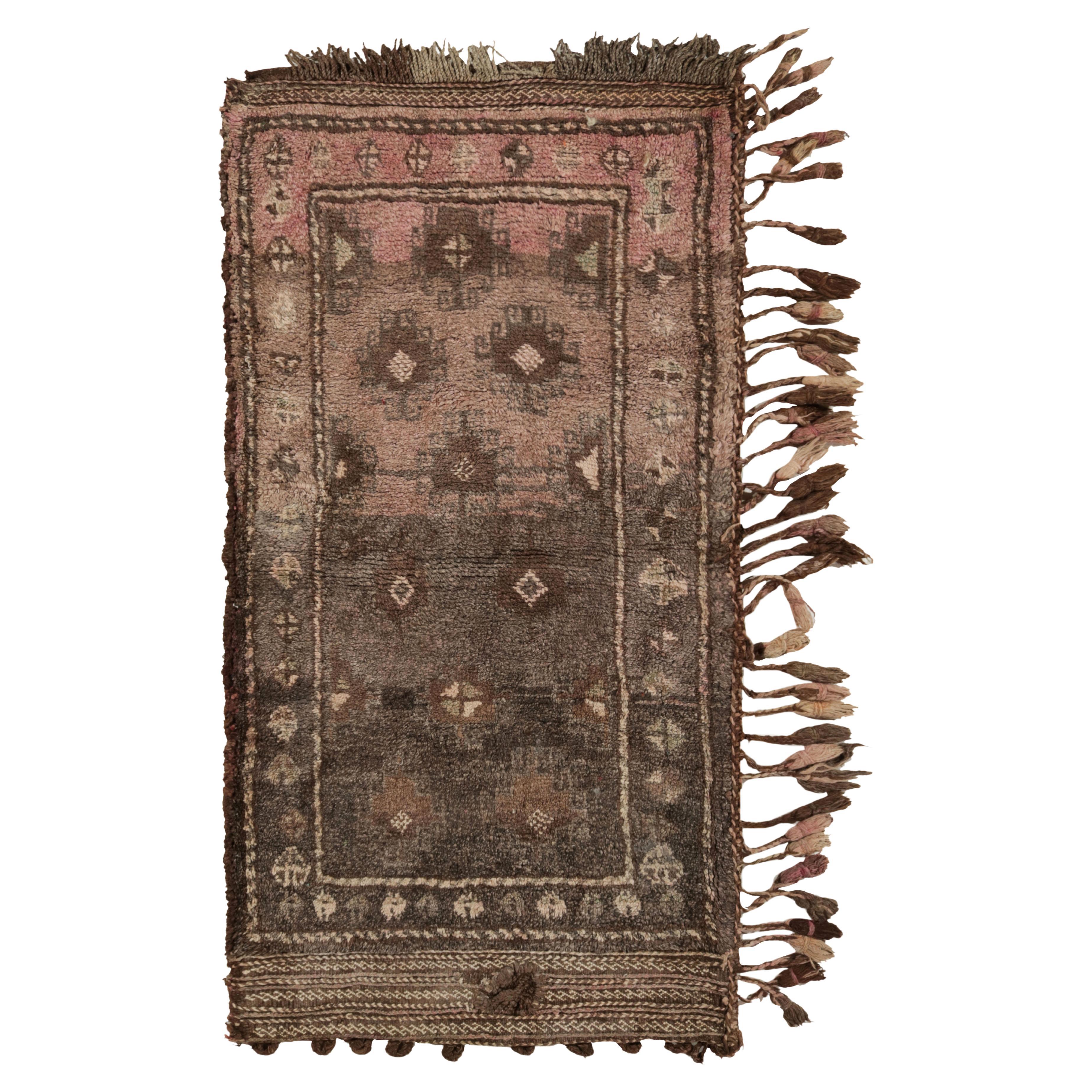 Antiker antiker Baluch-Perserteppich in Beige-Braun, Rosa mit geometrischem Muster von Teppich & Kelim im Angebot