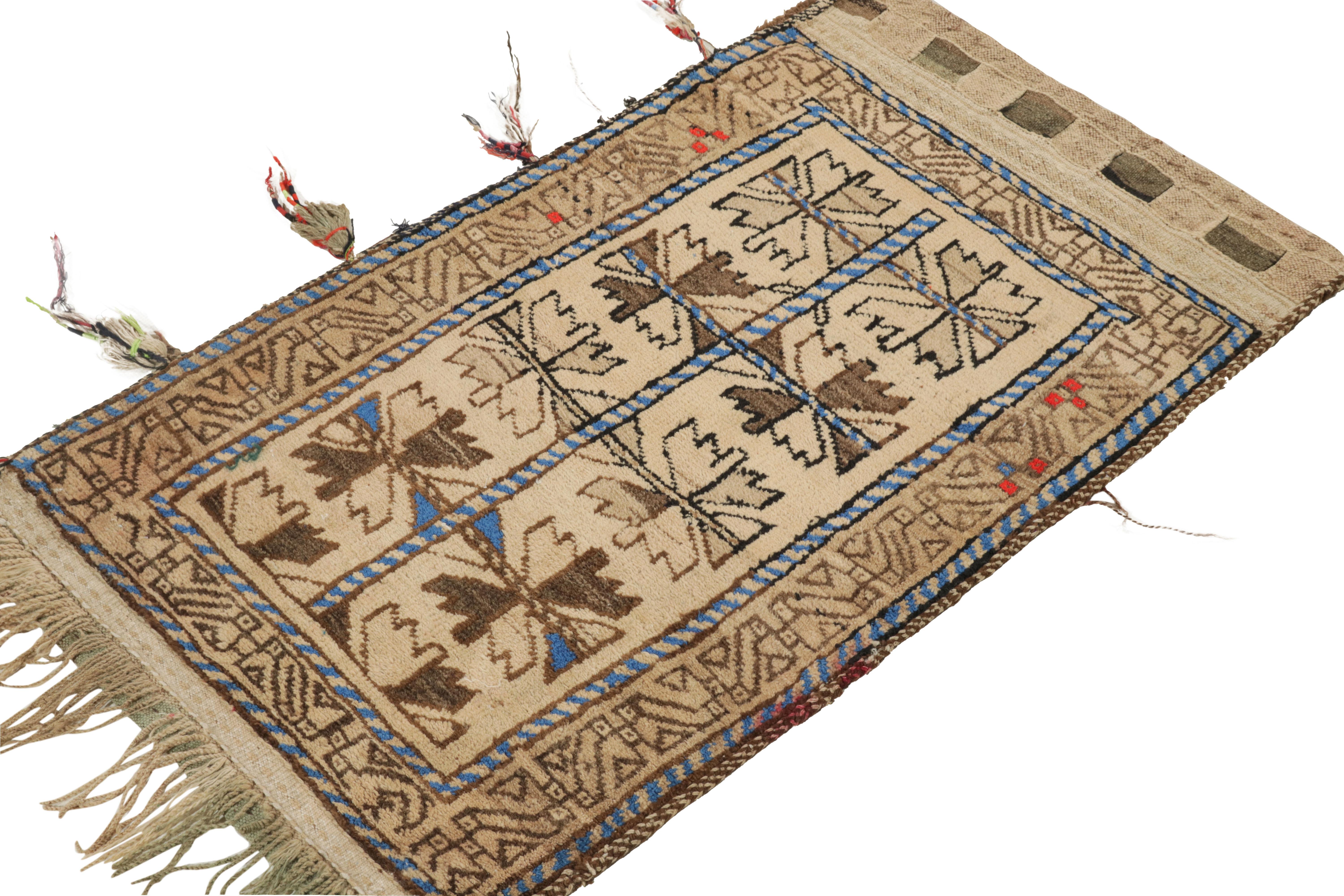 Alfombra persa antigua Baluch en marrón, estampado geométrico beige by Rug & Kilim Tribal en venta