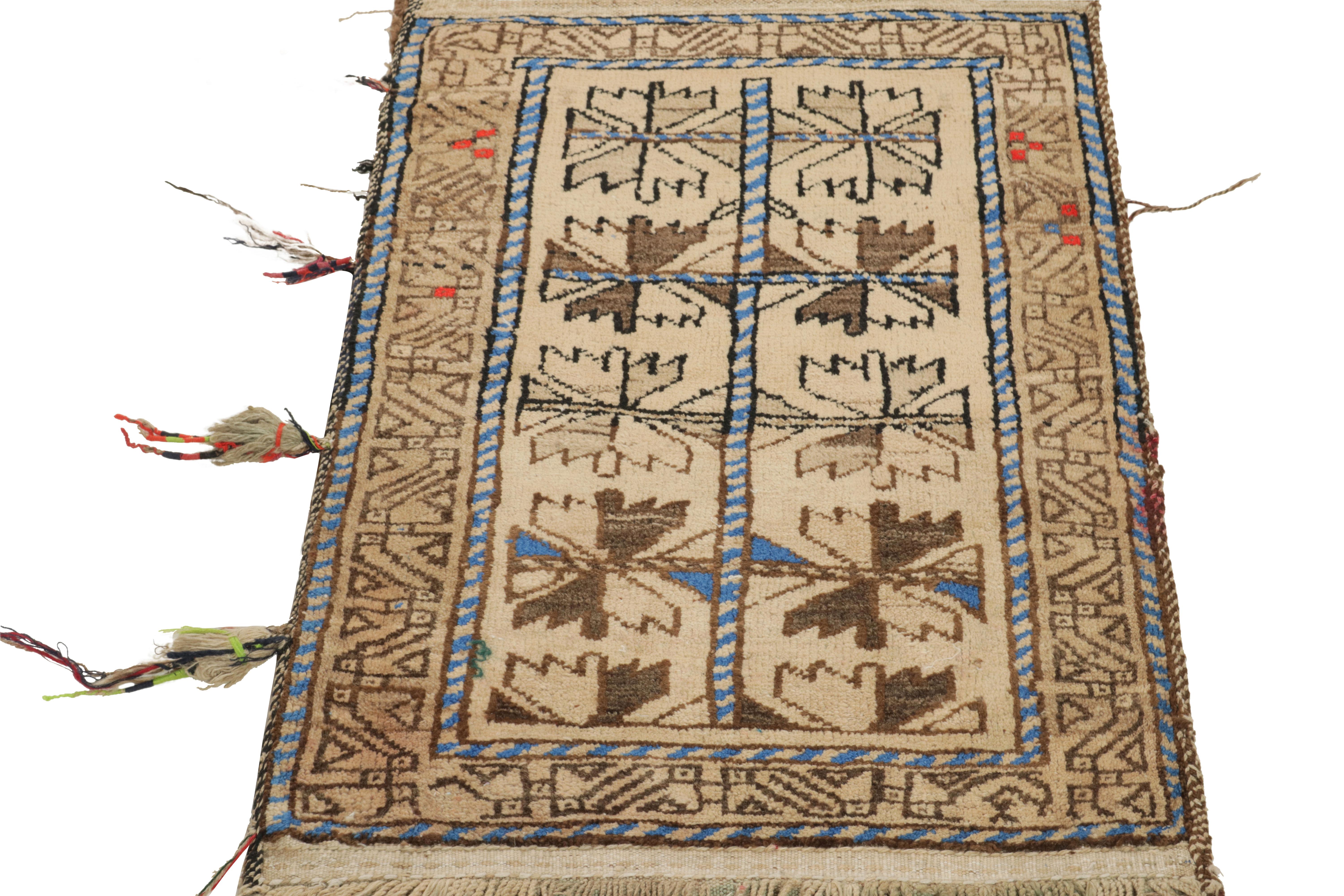 Alfombra persa antigua Baluch en marrón, estampado geométrico beige by Rug & Kilim Pakistaní en venta