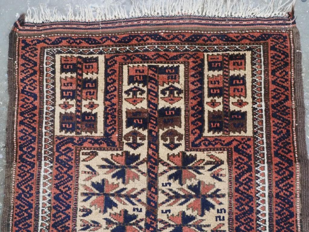 Antiker Baluch-Gebetteppich, Kamelgrund mit Lebensbaum, kleine Größe, um 1900 (Unbekannt) im Angebot