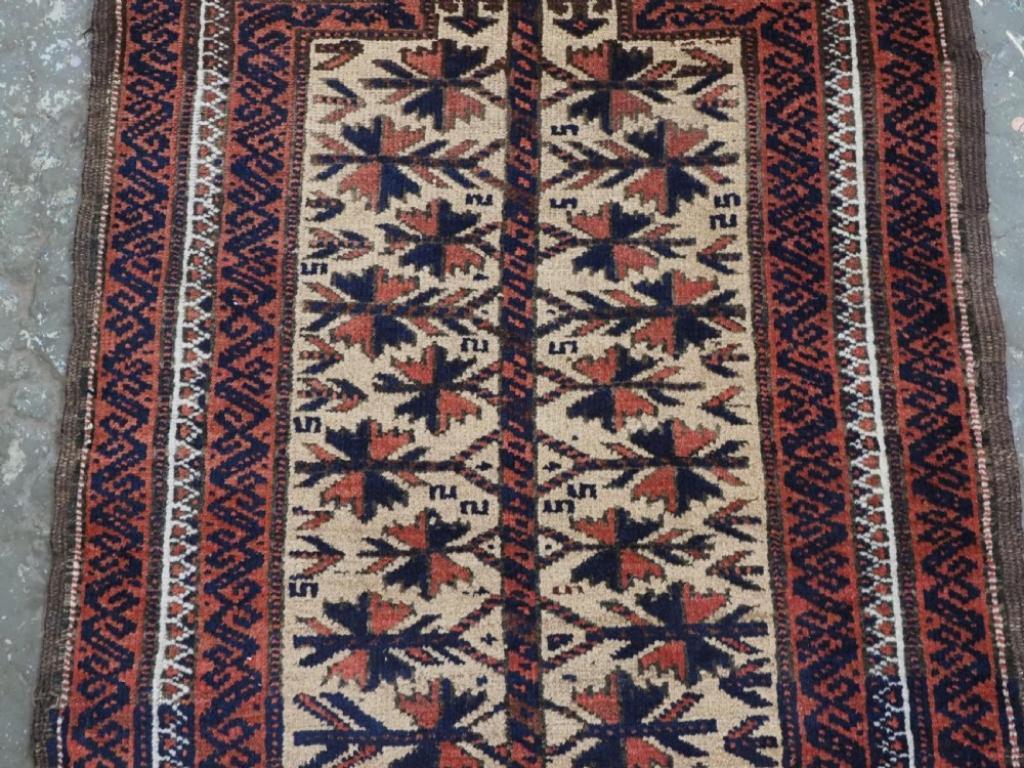Antiker Baluch-Gebetteppich, Kamelgrund mit Lebensbaum, kleine Größe, um 1900 im Zustand „Hervorragend“ im Angebot in Moreton-In-Marsh, GB