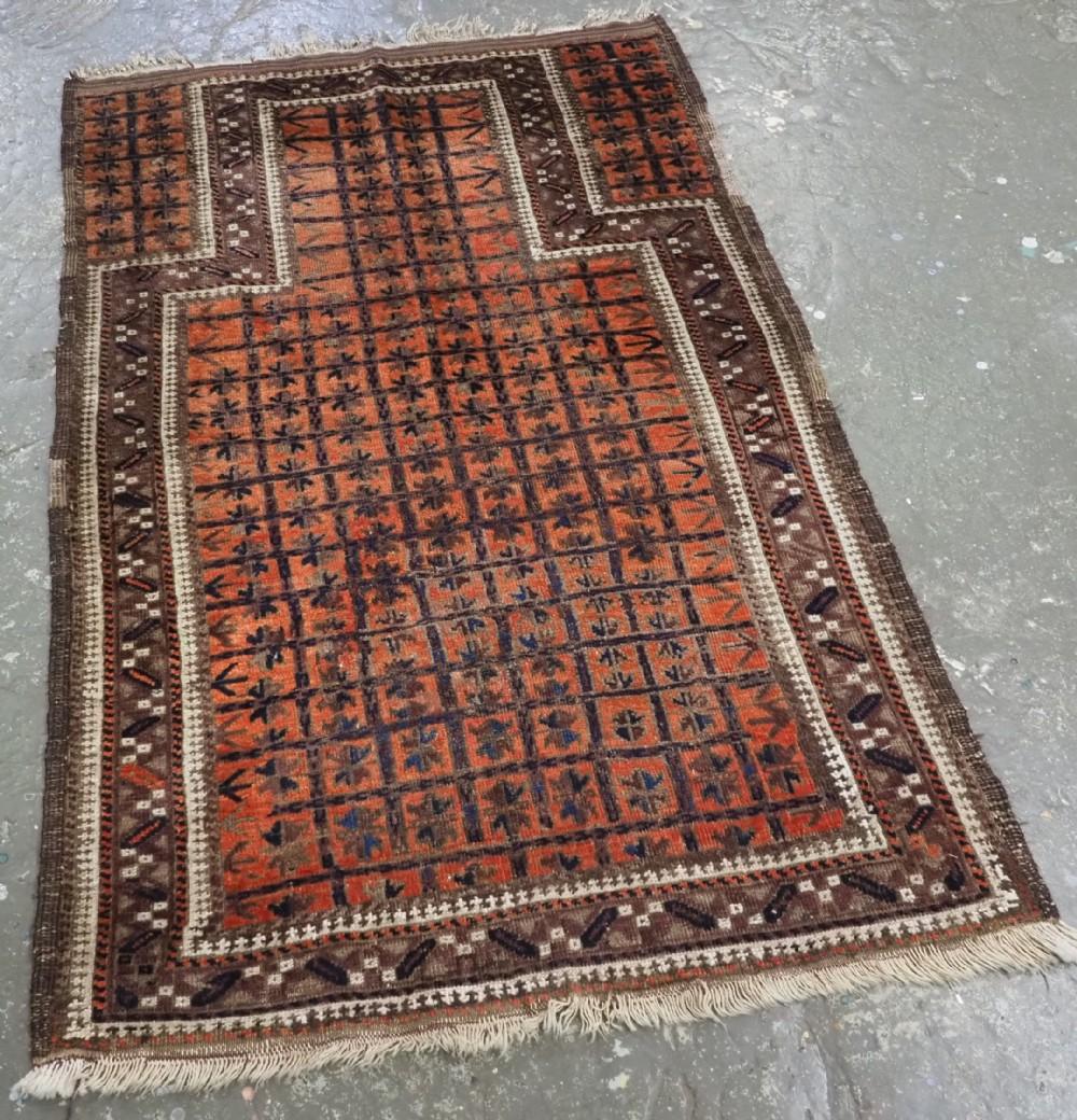 Antikes Belutsch-Gebet mit interessantem Design und Farbe
CIRCA 1900

Der Teppich stammt von den Baluch-Stämmen der Region Khorassan in Ostpersien Der Teppich hat ein sich wiederholendes Lotusblatt-Muster auf rostorangefarbenem Grund, das eine