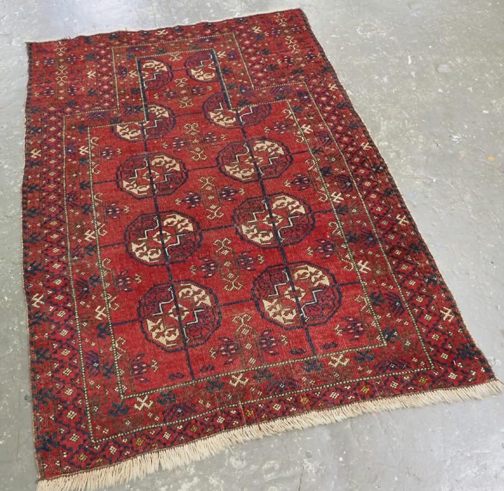 Antico tappeto da preghiera Baluch di forma rara con disegno turcomanno
Circa 1880 o precedente

Questo raro tappeto con disegno di ispirazione turkmena è considerato da Craycraft come opera dei Sarakh Baluch Le due file verticali di grandi gul