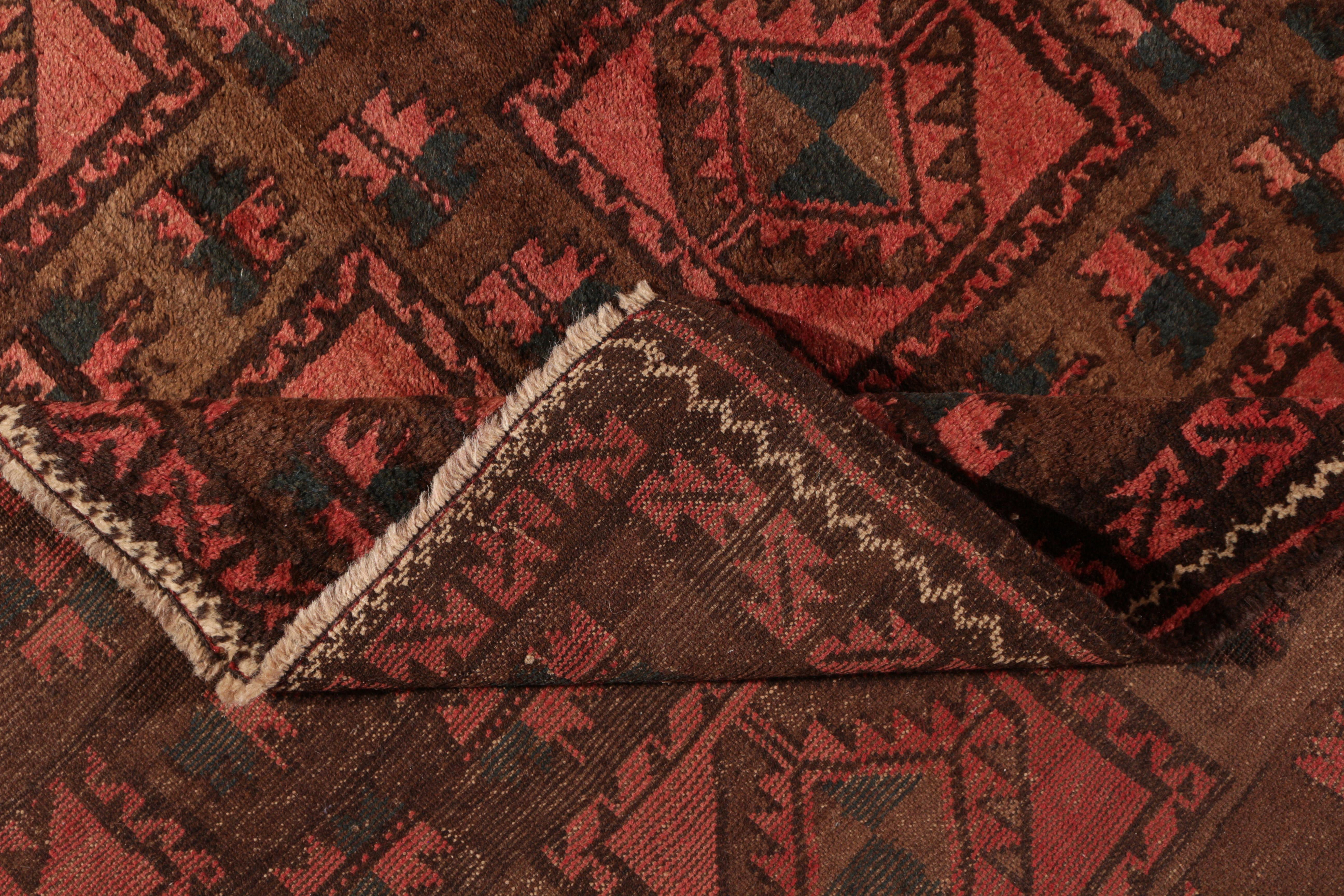 Antiker antiker Baluch-Teppich mit braunem und rosa-rotem persischem Stammesmuster von Teppich & Kelim (Handgeknüpft) im Angebot