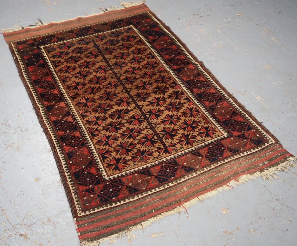 Tapis baloutche ancien à fond de chameau et arbre de vie
Circa 1880

Ce beau petit tapis baloutche présente un arbre à feuilles de lotus très bien dessiné sur un fond de laine de chameau douce Le dessin de la bordure et les deux lisières de corde