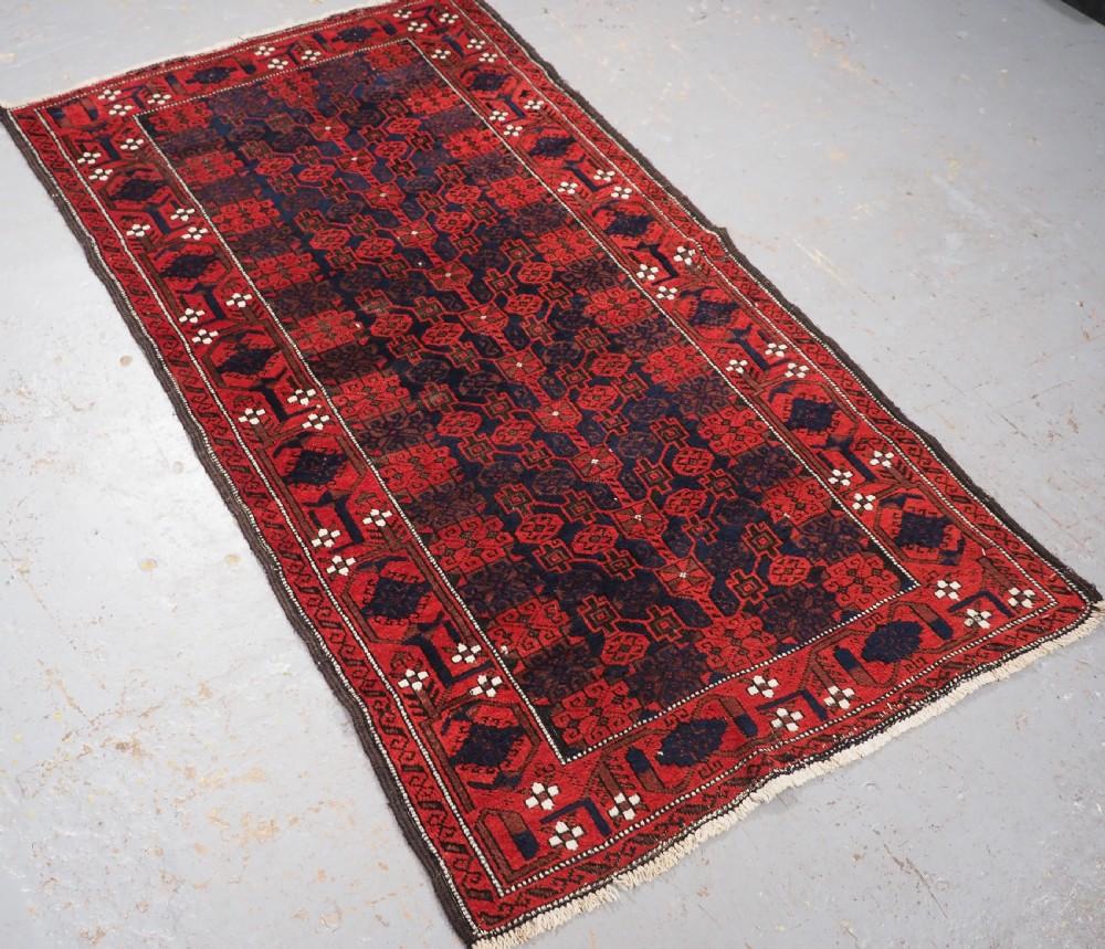 Antiker Belutschen-Teppich wahrscheinlich aus West-Afghanistan Ein Belutschen-Teppich mit hervorragender Farbe und einer prächtigen Blumenbordüre
CIRCA 1880

Ein hervorragender Belutsch-Teppich mit einem Baummuster auf einem dunkel indigoblauen