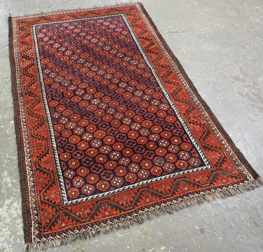 Antico tappeto Baluch con ripetizione di un piccolo ottagono
Circa 1900

Si tratta di un ottimo tappeto Baluch di piccole dimensioni. Il disegno è molto insolito, con file di piccoli ottagoni che contengono un disegno a croce. I colori alternati