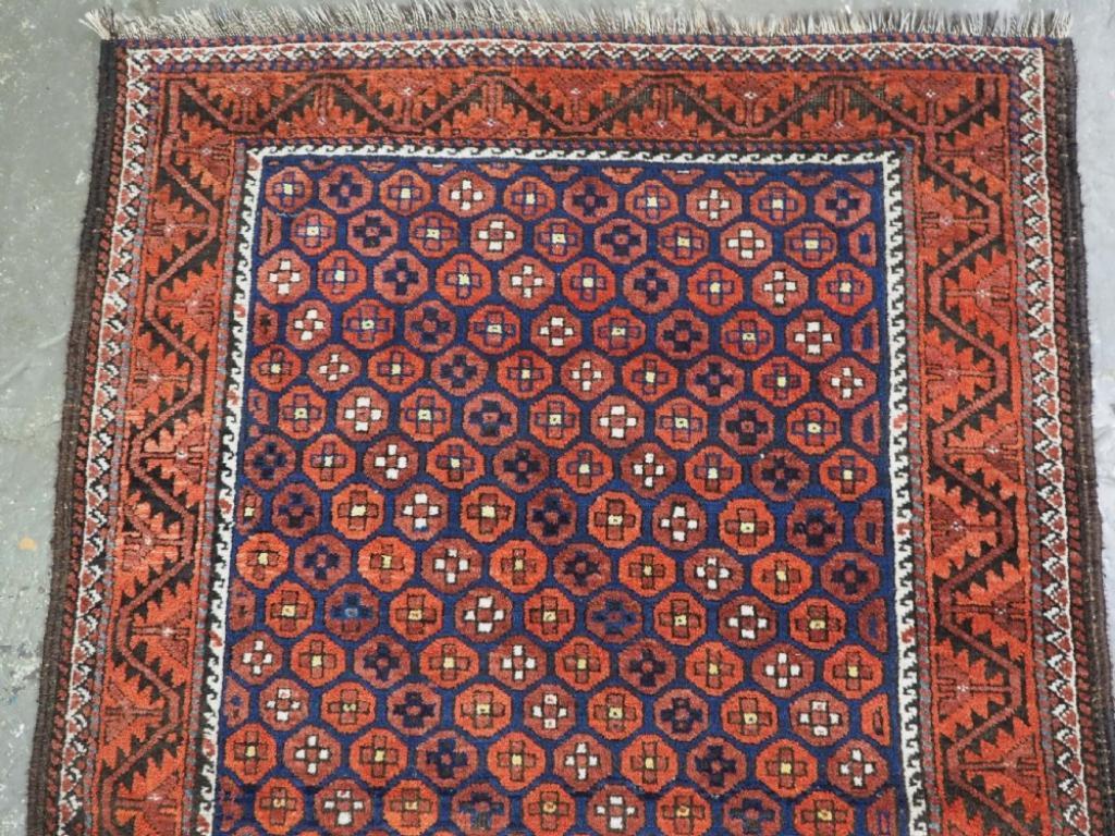 Sconosciuto Tappeto antico Baluch con un disegno a ottagono piccolo e ripetuto, Circa Design, 1900 in vendita