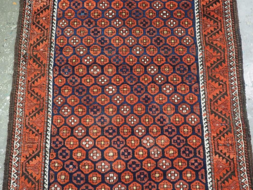 Tessuto Tappeto antico Baluch con un disegno a ottagono piccolo e ripetuto, Circa Design, 1900 in vendita