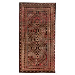 Couloir ancien Baluch avec médaillons en diamant dentelé et motifs tribaux