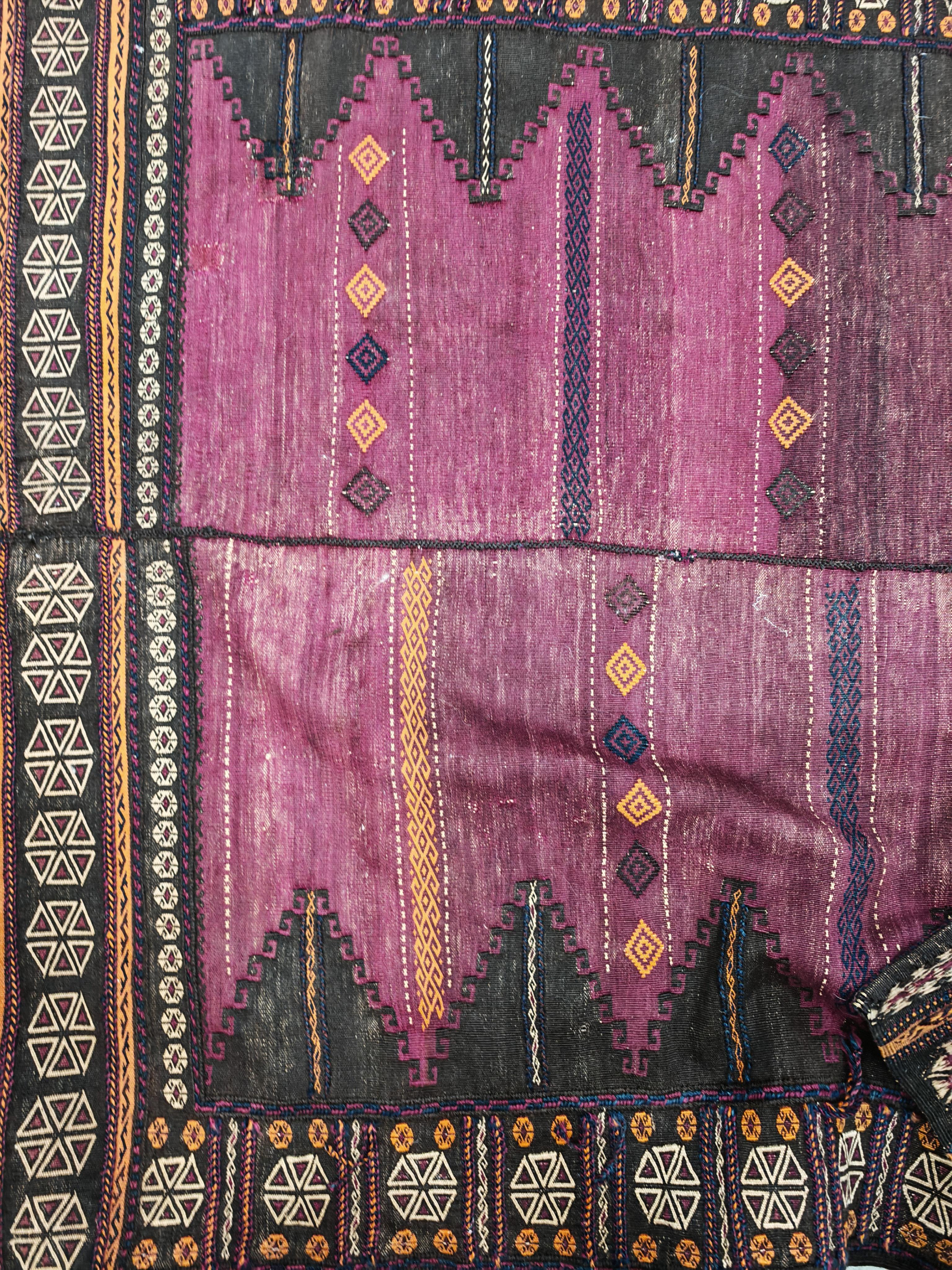 Antiker Belutsch-Sofreh-Teppich aus violetter Wolle und geometrischen Ornamenten, 1920er Jahre im Angebot 4