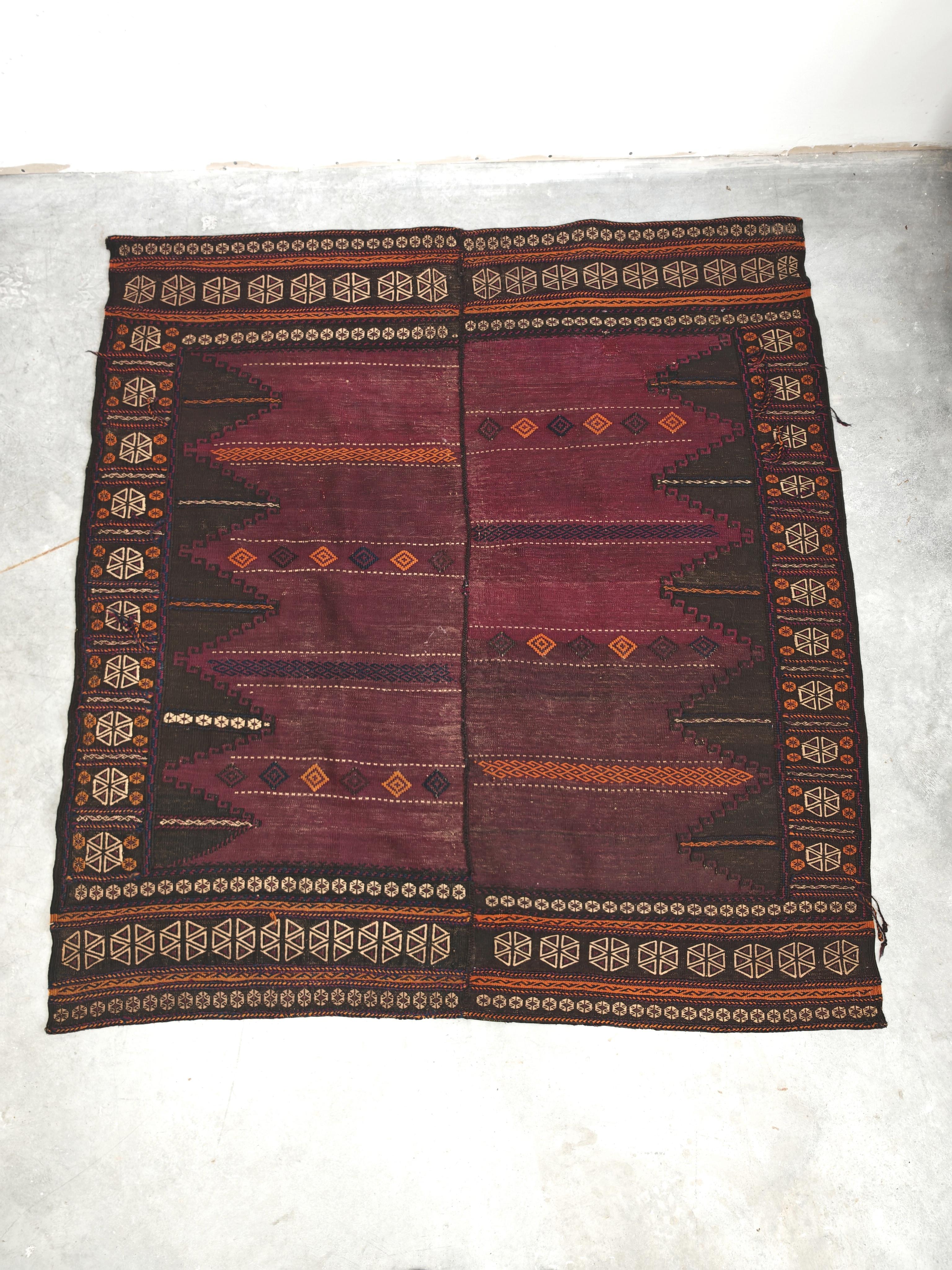 Antiker Belutsch-Sofreh-Teppich aus violetter Wolle und geometrischen Ornamenten, 1920er Jahre (Stammeskunst) im Angebot