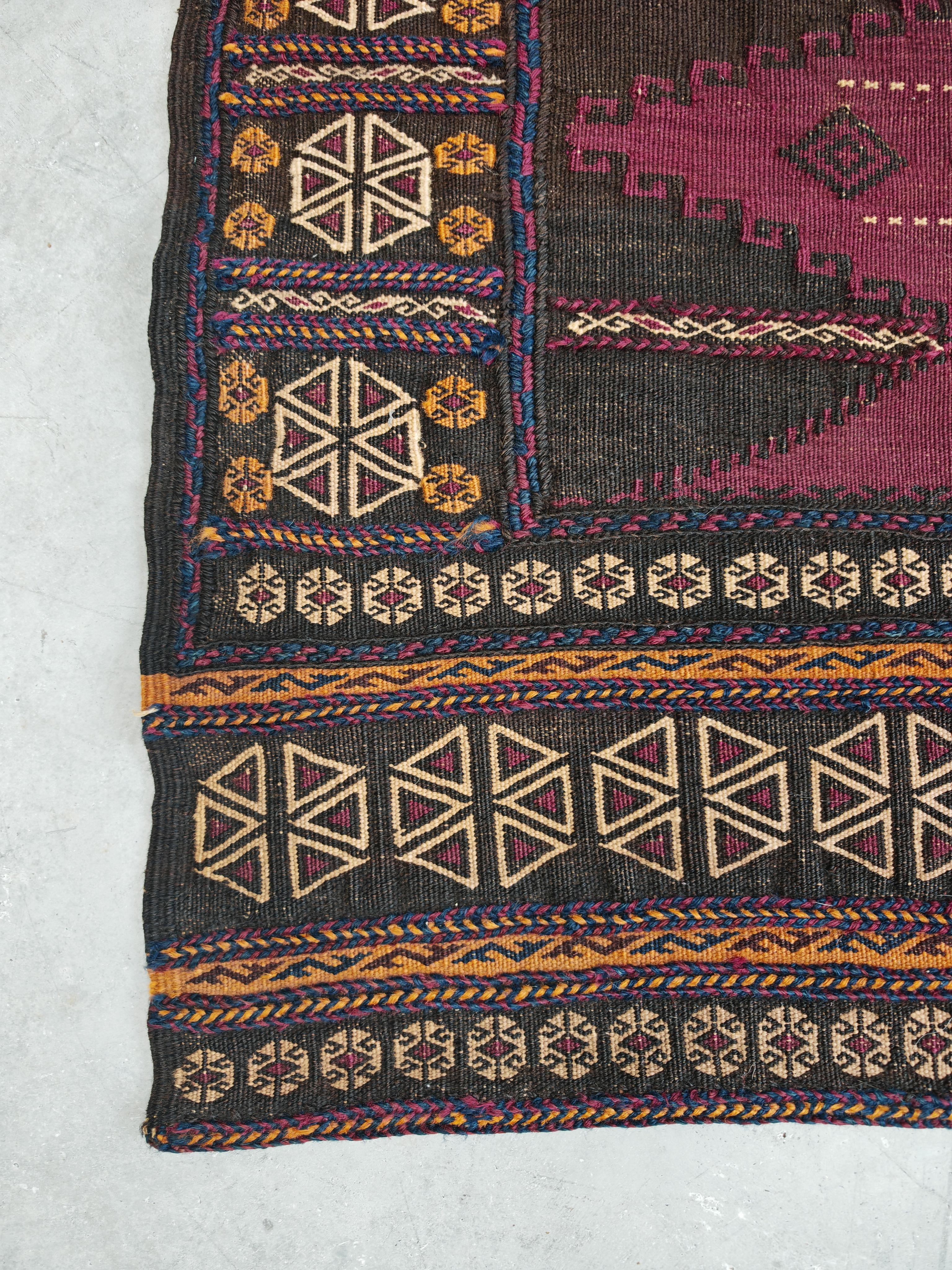 Antiker Belutsch-Sofreh-Teppich aus violetter Wolle und geometrischen Ornamenten, 1920er Jahre (Westasiatisch) im Angebot