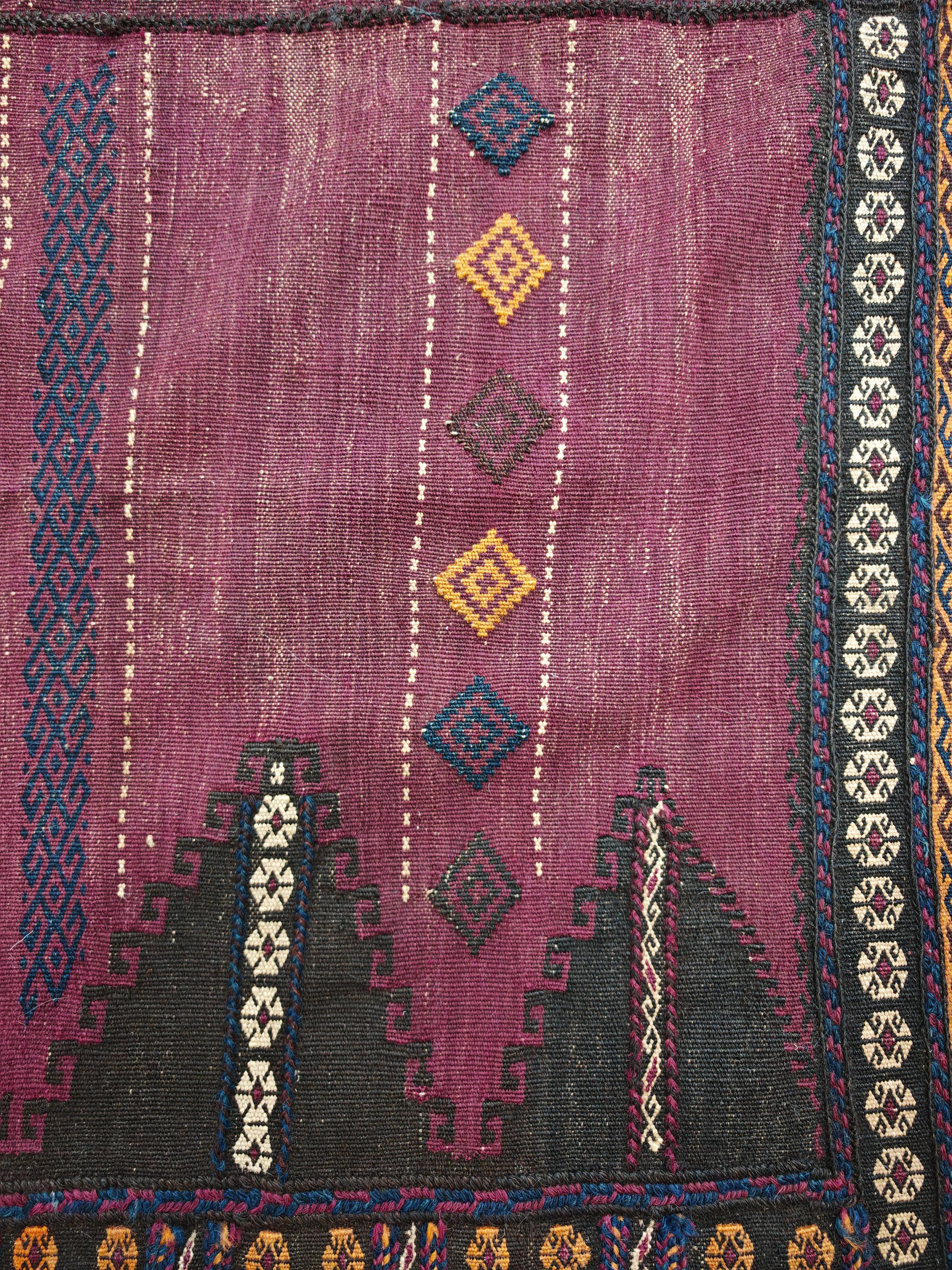 Antiker Belutsch-Sofreh-Teppich aus violetter Wolle und geometrischen Ornamenten, 1920er Jahre im Zustand „Gut“ im Angebot in Beograd, RS