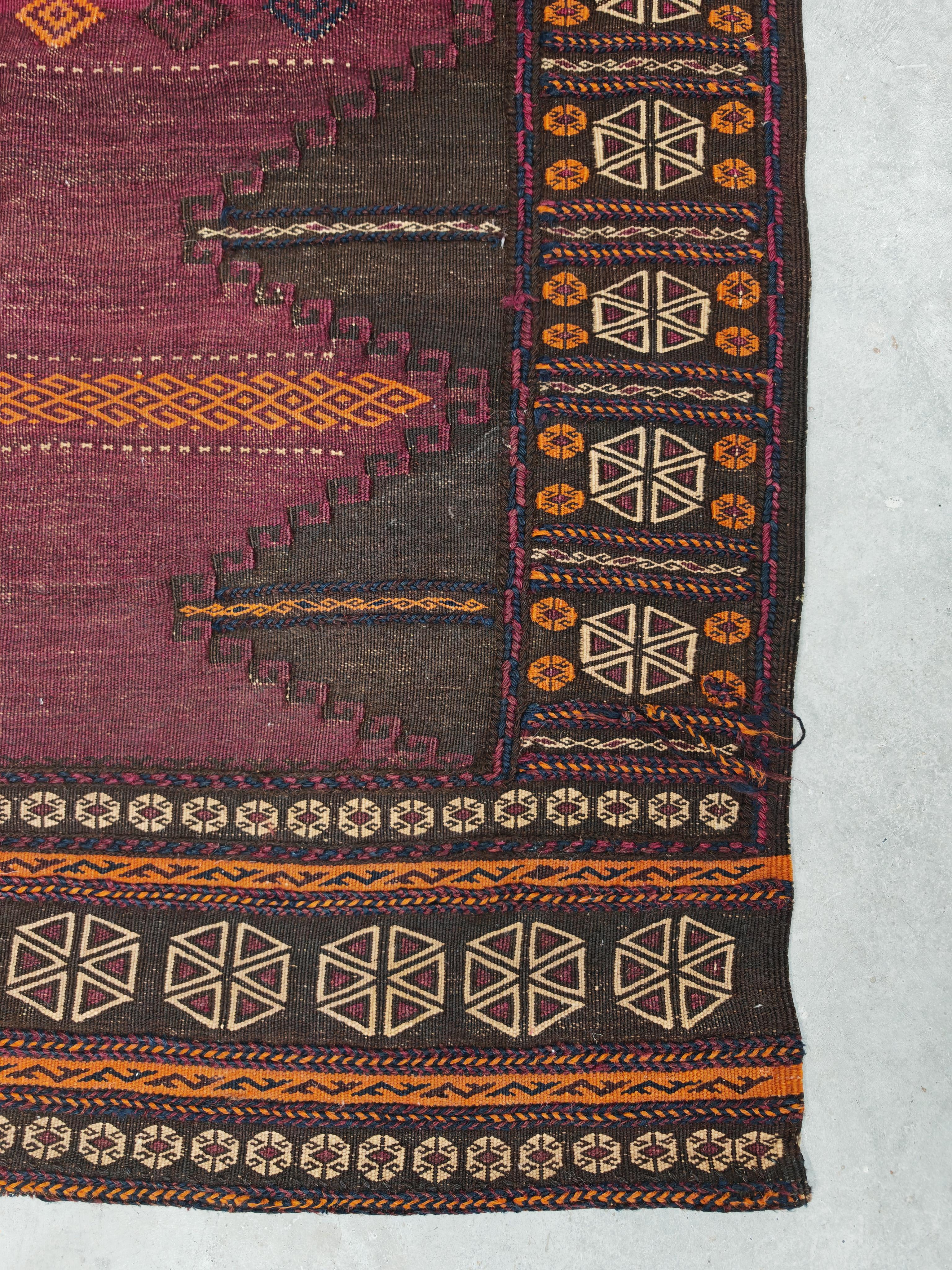 Antiker Belutsch-Sofreh-Teppich aus violetter Wolle und geometrischen Ornamenten, 1920er Jahre (Frühes 20. Jahrhundert) im Angebot