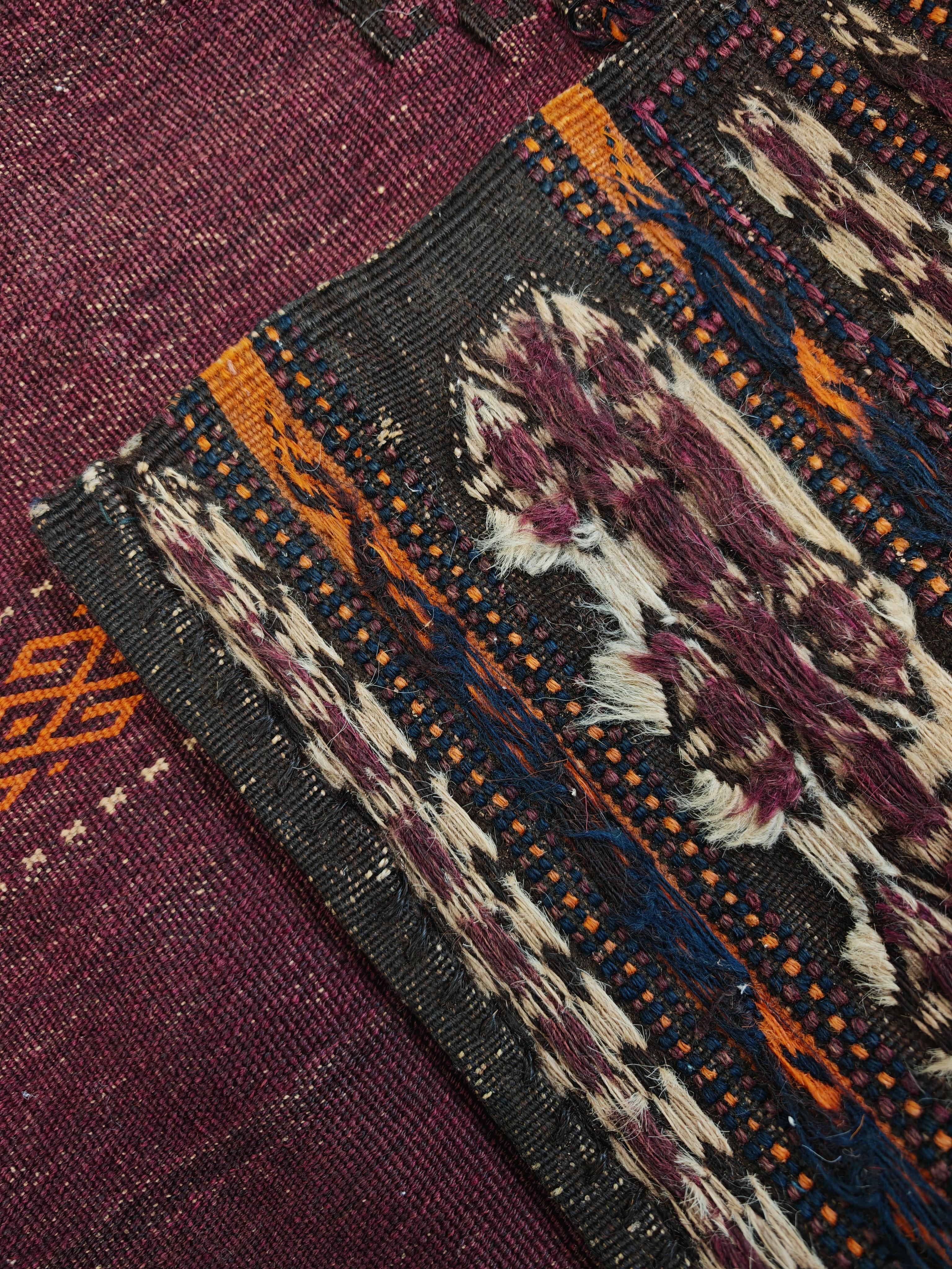 Antiker Belutsch-Sofreh-Teppich aus violetter Wolle und geometrischen Ornamenten, 1920er Jahre im Angebot 1