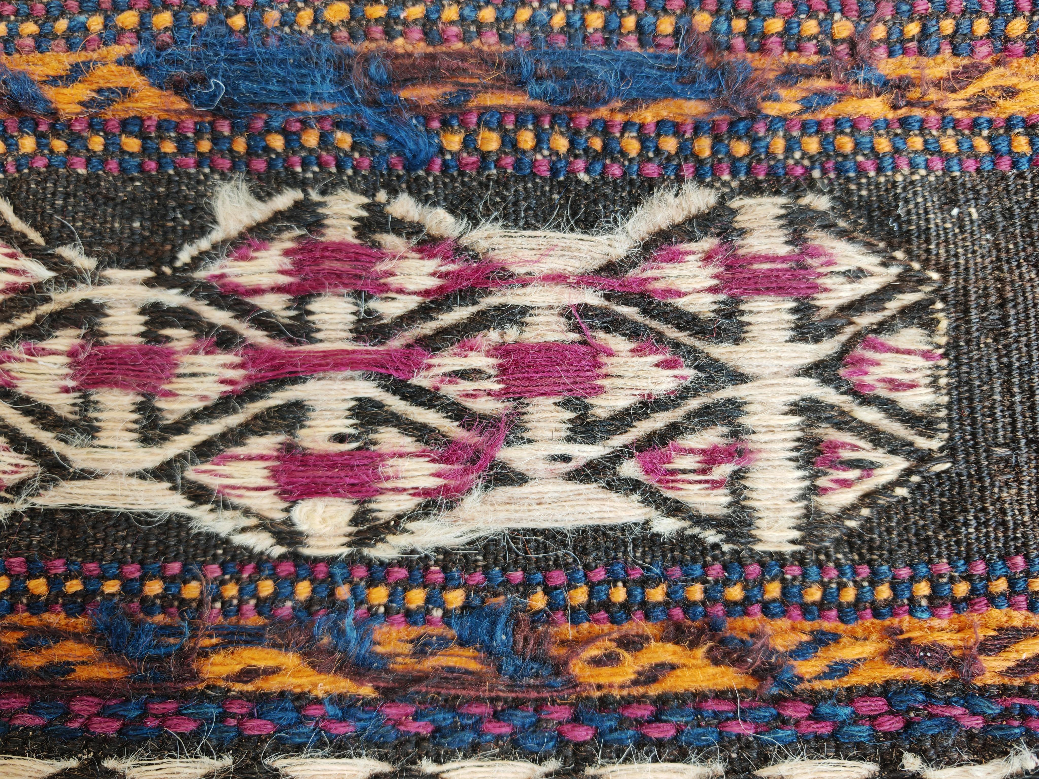 Antiker Belutsch-Sofreh-Teppich aus violetter Wolle und geometrischen Ornamenten, 1920er Jahre im Angebot 2