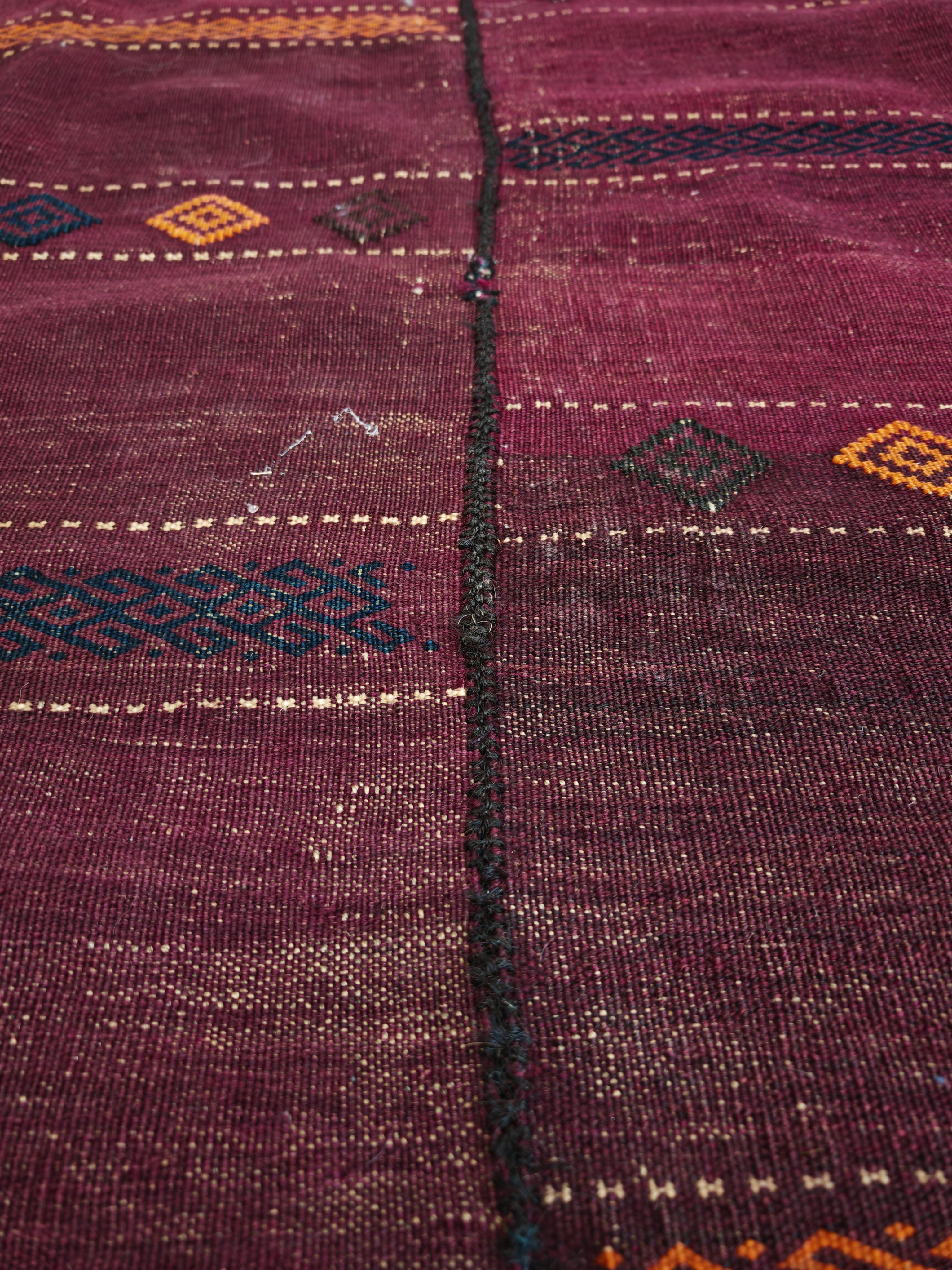 Antiker Belutsch-Sofreh-Teppich aus violetter Wolle und geometrischen Ornamenten, 1920er Jahre im Angebot 3