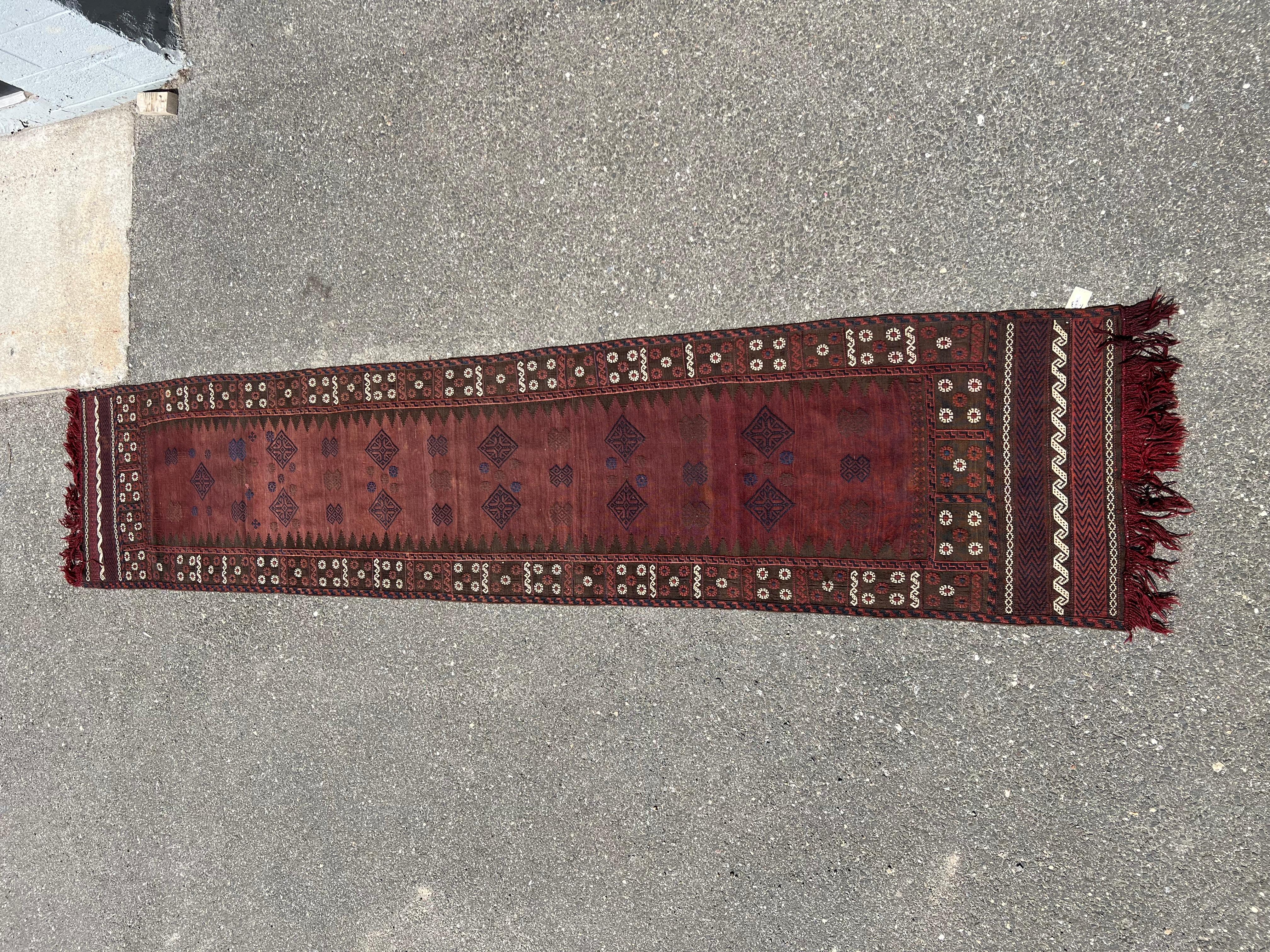 Dieser seltene und ungewöhnlich lange Belutsch-Sofreh-Läufer wurde Mitte des 19. Jahrhunderts in den Grenzregionen des östlichen Iran und des westlichen Afghanistan gewebt. Dieses wahrscheinlich für den zeremoniellen Gebrauch oder die Mitgift