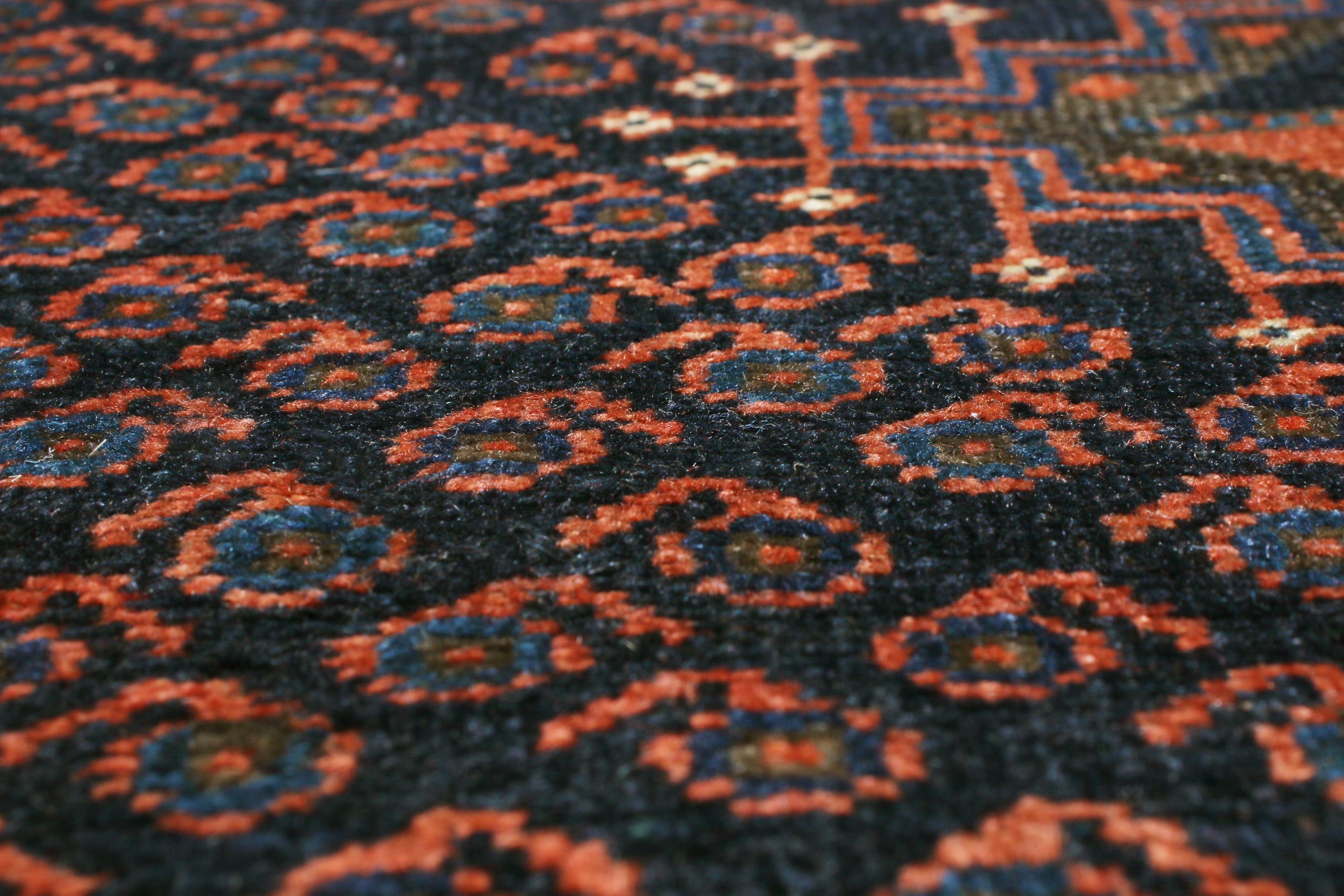 Antiker persischer Baluch Transitional Tangerine-Teppich aus roter und blauer Wolle von Rug & Kilim (Stammeskunst) im Angebot
