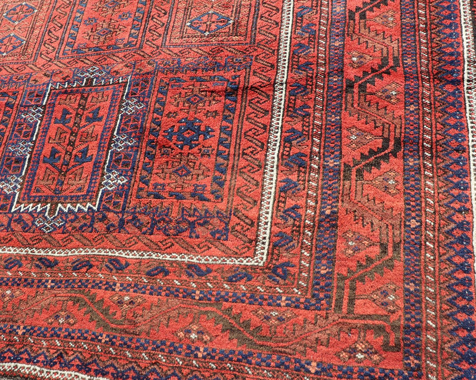 Antiker belutschischer Stammesteppich mit geometrischem Medaillon-Design in Rot. Keivan Woven Arts, Teppich EMB-9672-P13589; Herkunftsland / Art: Iran / Belutschen, um 1920.

Dieser antike Belutsch-Teppich wurde von Hand geknüpft und zeichnet sich