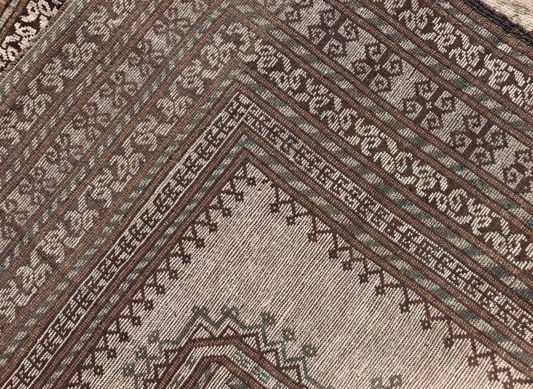 Tapis tribal baluch ancien avec motif géométrique sur toute sa surface en forme de médaillon en diamant en vente 3