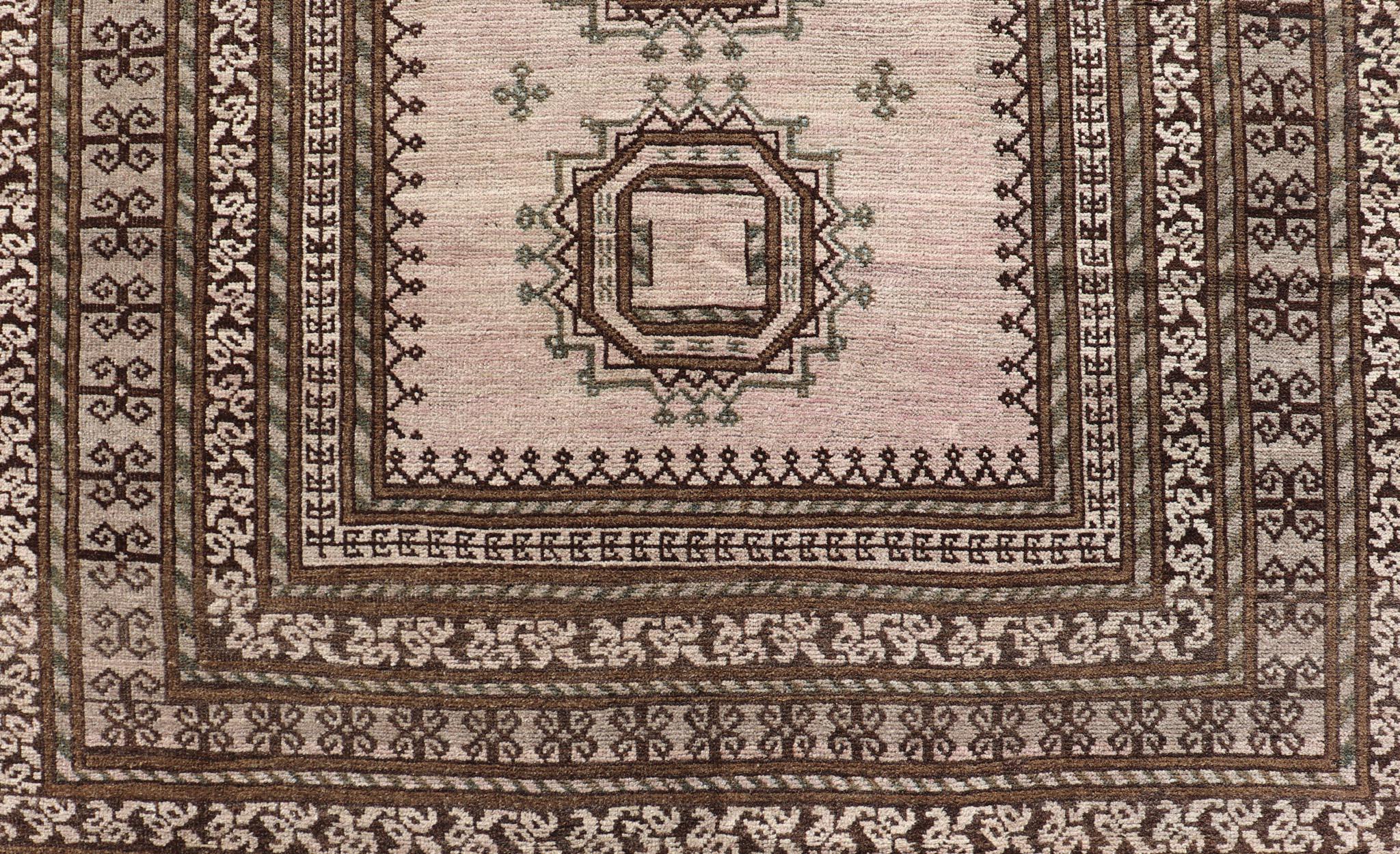 Mesures : 4'2 x 6'9 
Tapis tribal ancien de Baluch à motif de médaillon géométrique en forme de diamant sur toute la surface. Keivan Woven Arts, tapis EN-14681 ; pays d'origine / type : Iran / Baluch, circa 1930.

Ce tapis ancien de Baluch a été