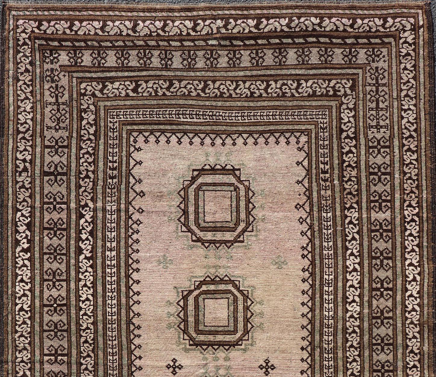 Tribal Tapis tribal baluch ancien avec motif géométrique sur toute sa surface en forme de médaillon en diamant en vente