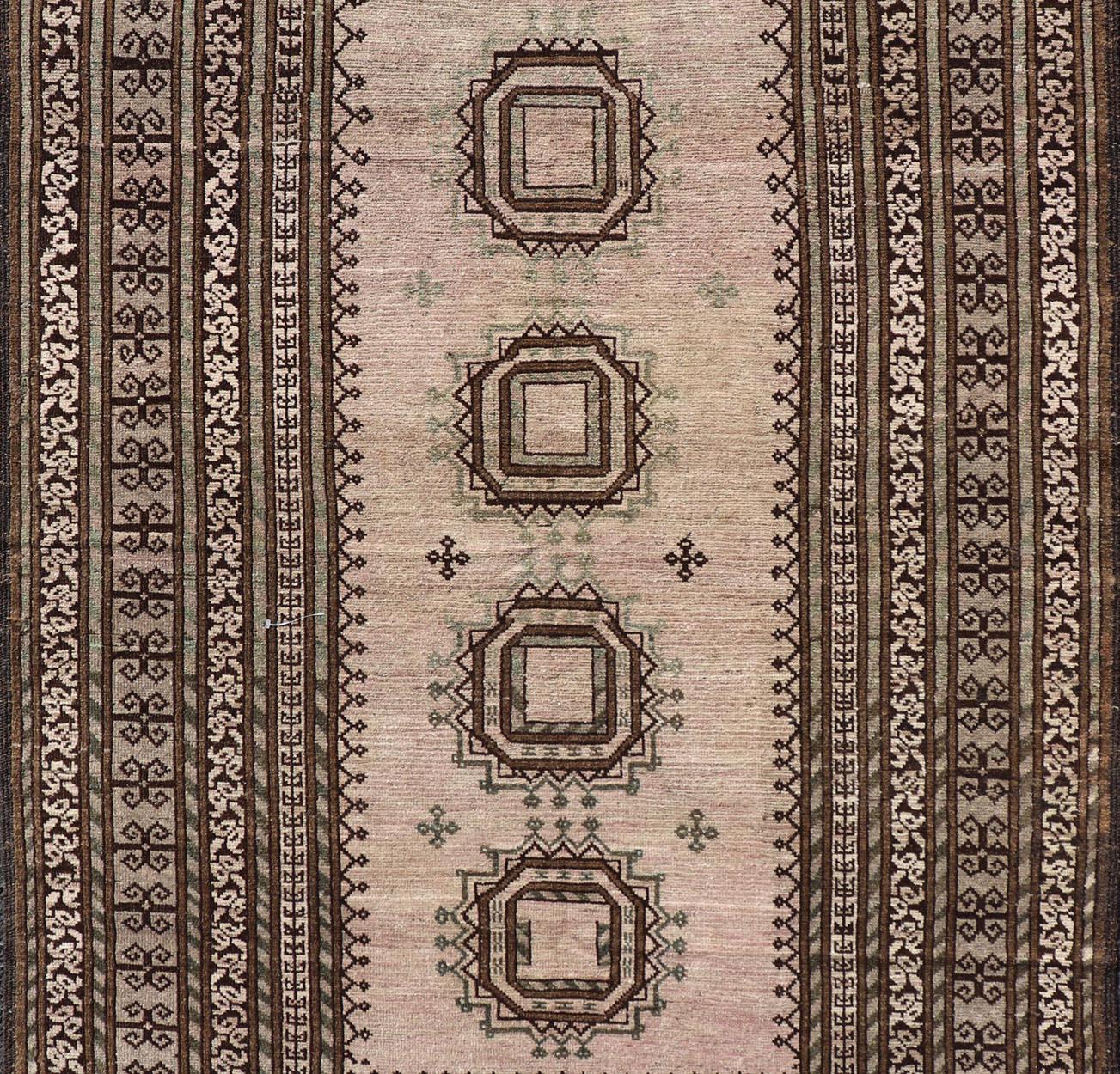 Afghan Tapis tribal baluch ancien avec motif géométrique sur toute sa surface en forme de médaillon en diamant en vente