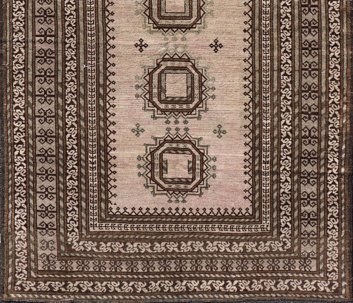 Noué à la main Tapis tribal baluch ancien avec motif géométrique sur toute sa surface en forme de médaillon en diamant en vente