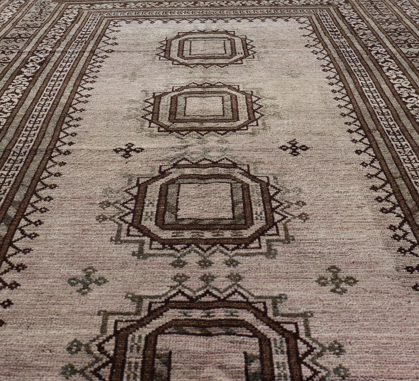 20ième siècle Tapis tribal baluch ancien avec motif géométrique sur toute sa surface en forme de médaillon en diamant en vente