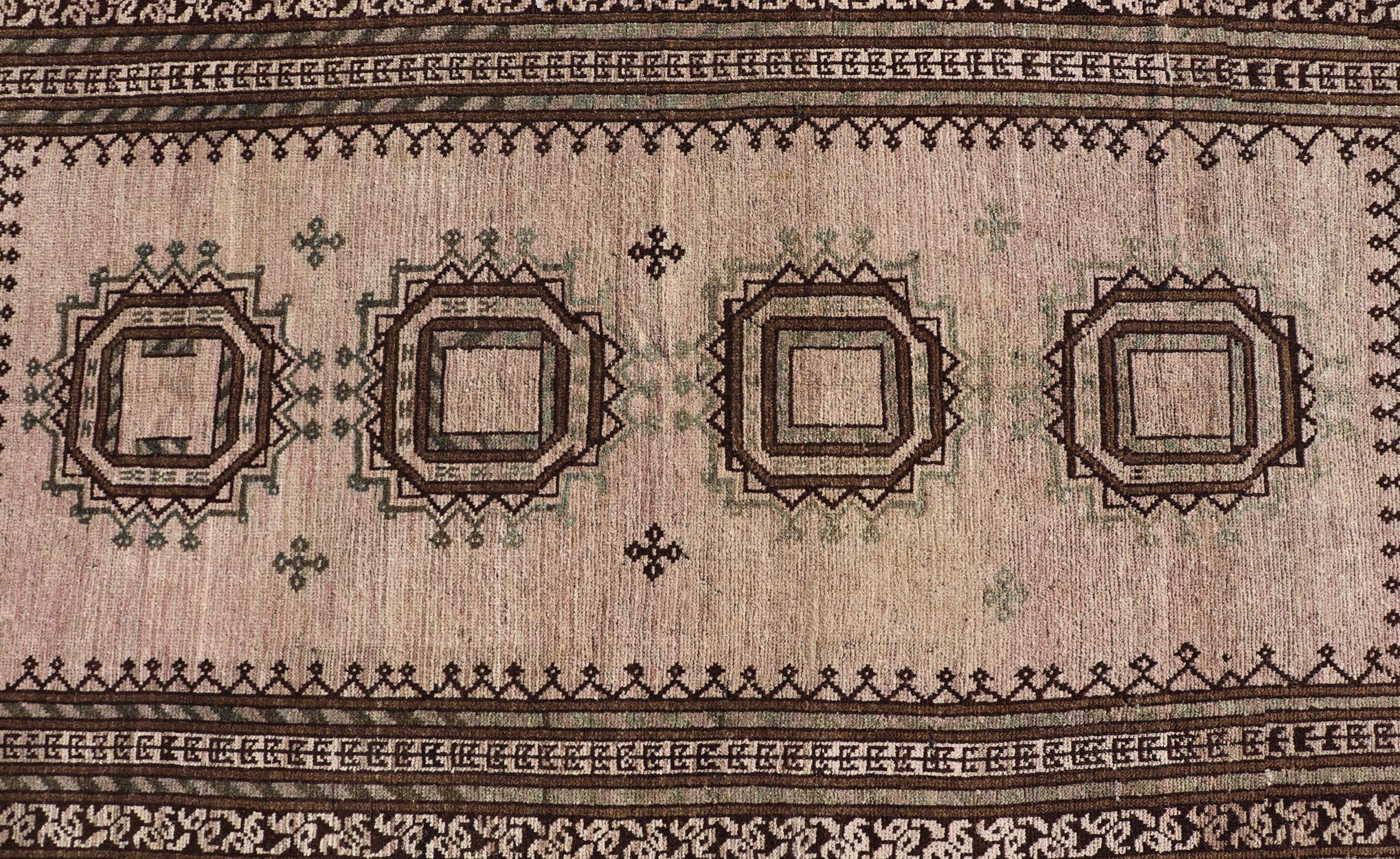 Laine Tapis tribal baluch ancien avec motif géométrique sur toute sa surface en forme de médaillon en diamant en vente