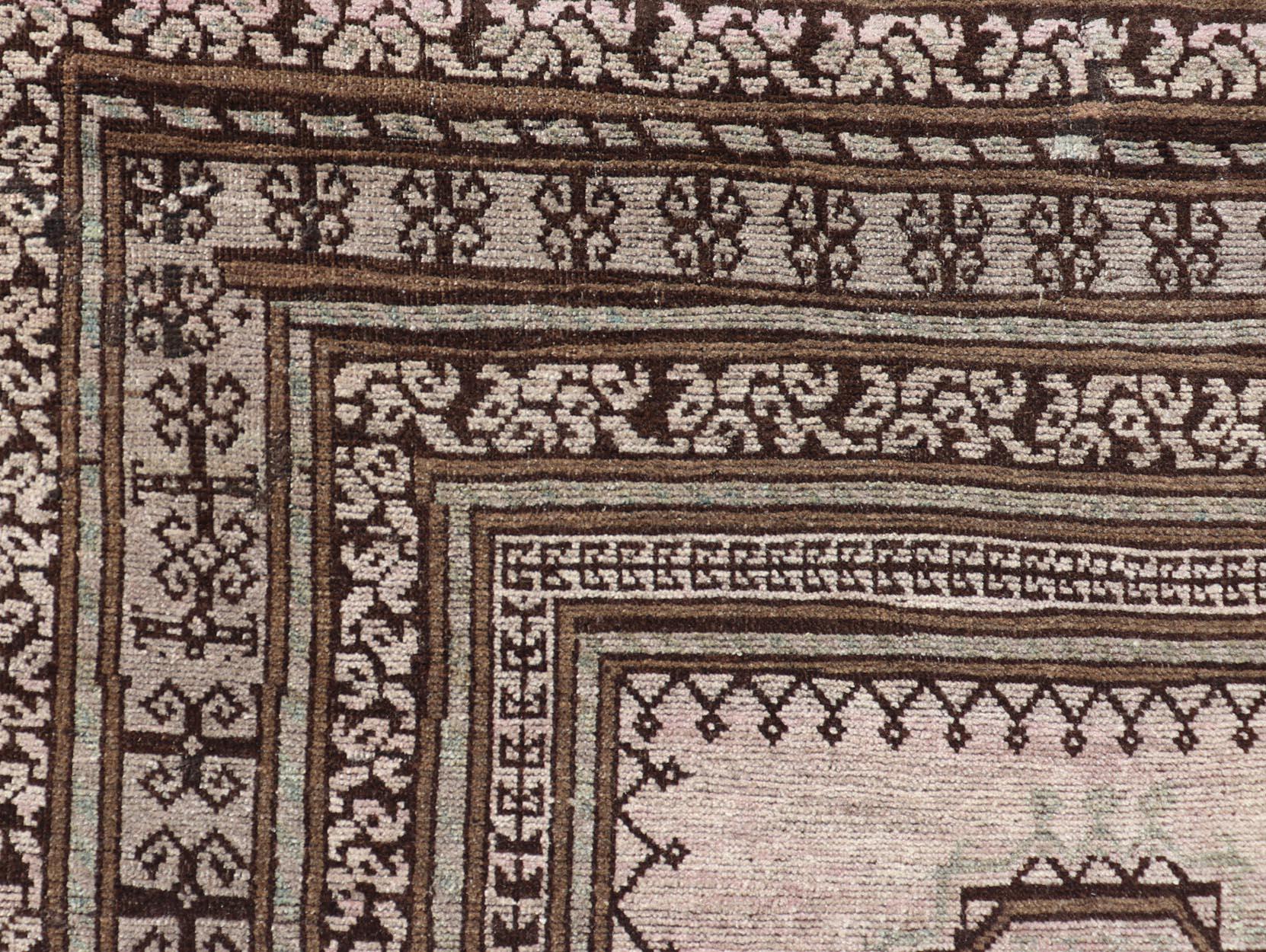 Tapis tribal baluch ancien avec motif géométrique sur toute sa surface en forme de médaillon en diamant en vente 1
