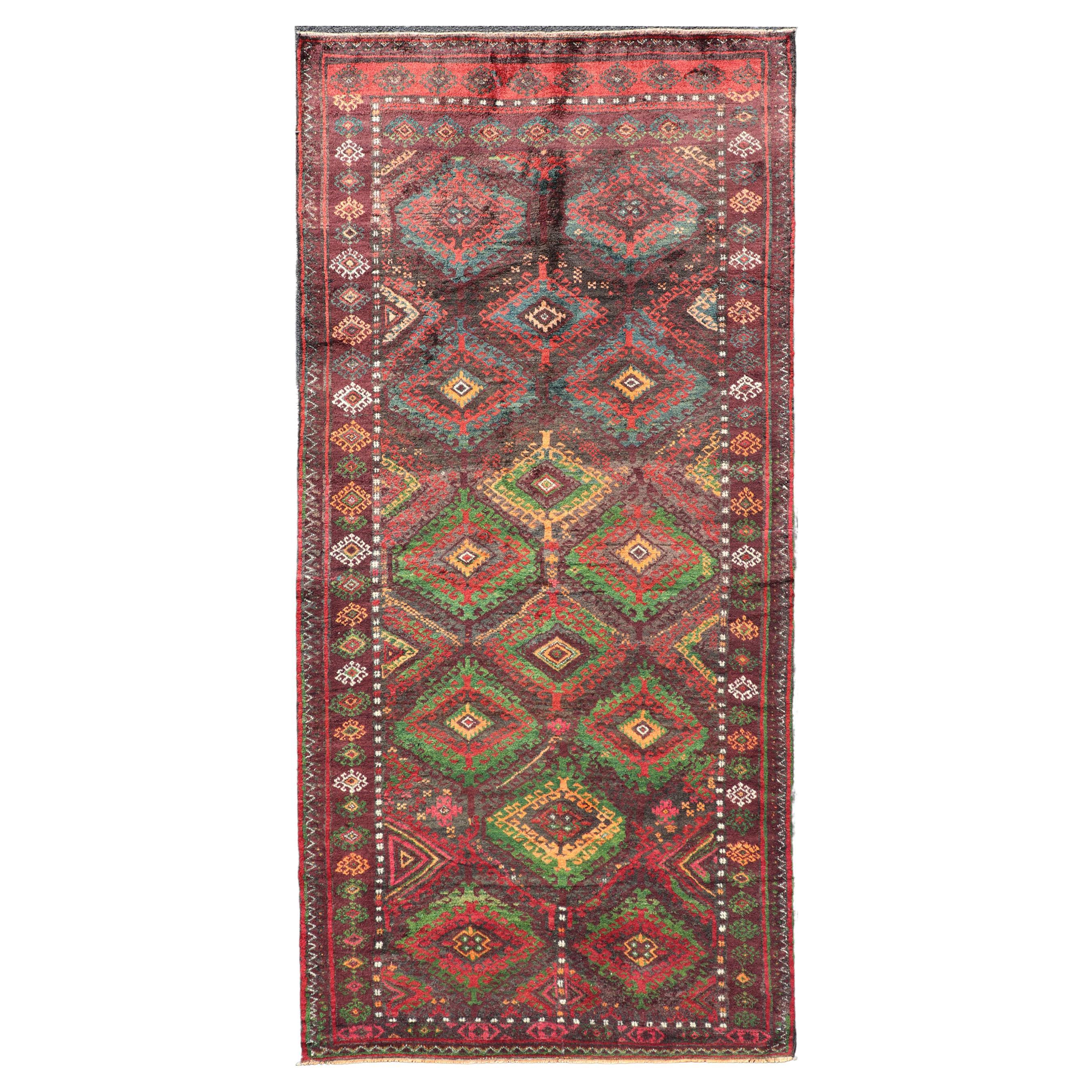 Tapis tribal baluch ancien avec motifs et motifs géométriques colorés 