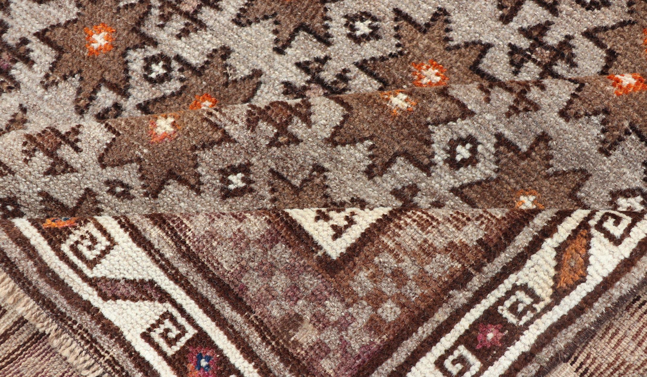 Antique Baluch Tribal Rug with Allover Geometric Diamond Design on a Grey Ground For Sale 3