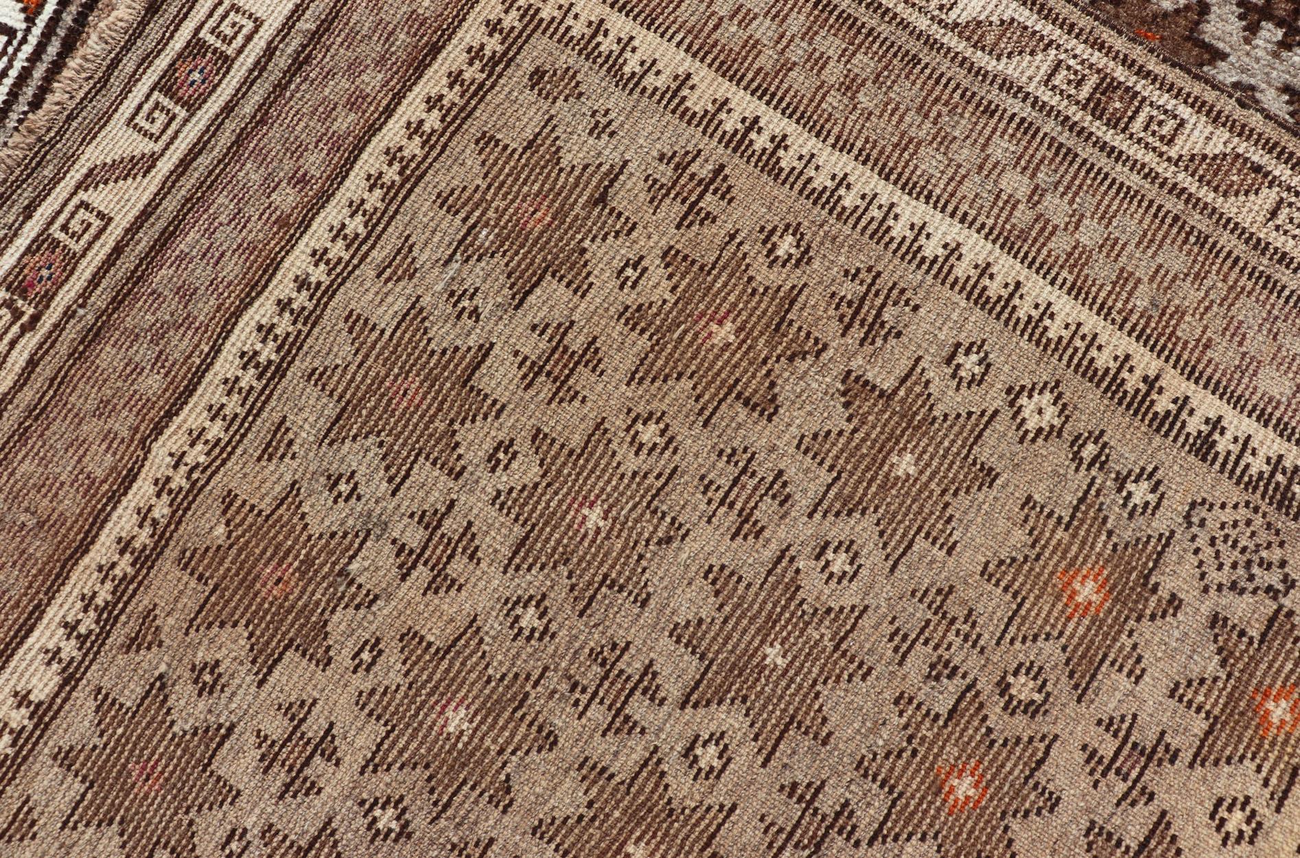 Antique Baluch Tribal Rug with Allover Geometric Diamond Design on a Grey Ground For Sale 4