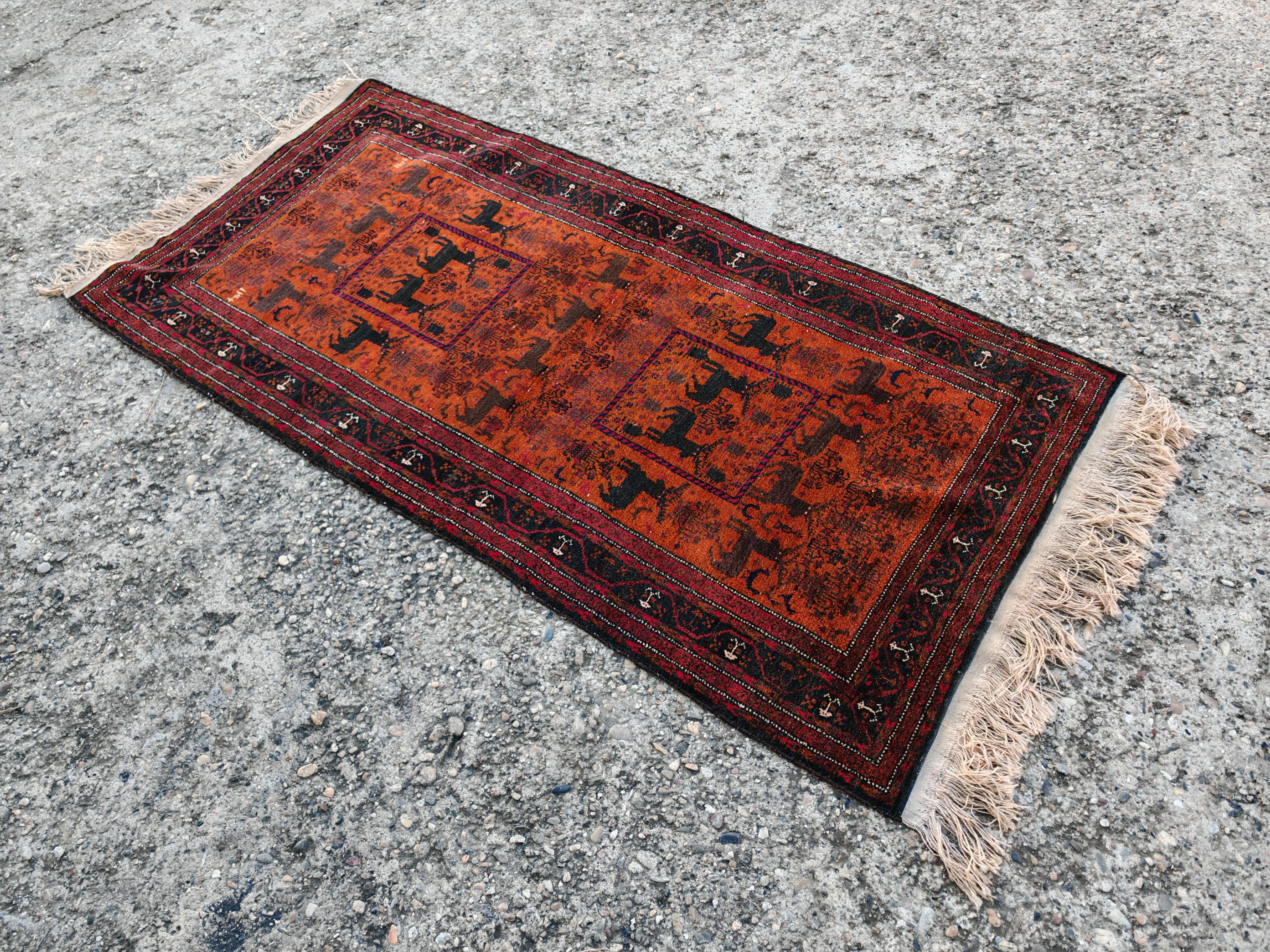 Tapis ancien de Baluchi avec motif de cerf, noué à la main, laine teintée naturelle en vente 3