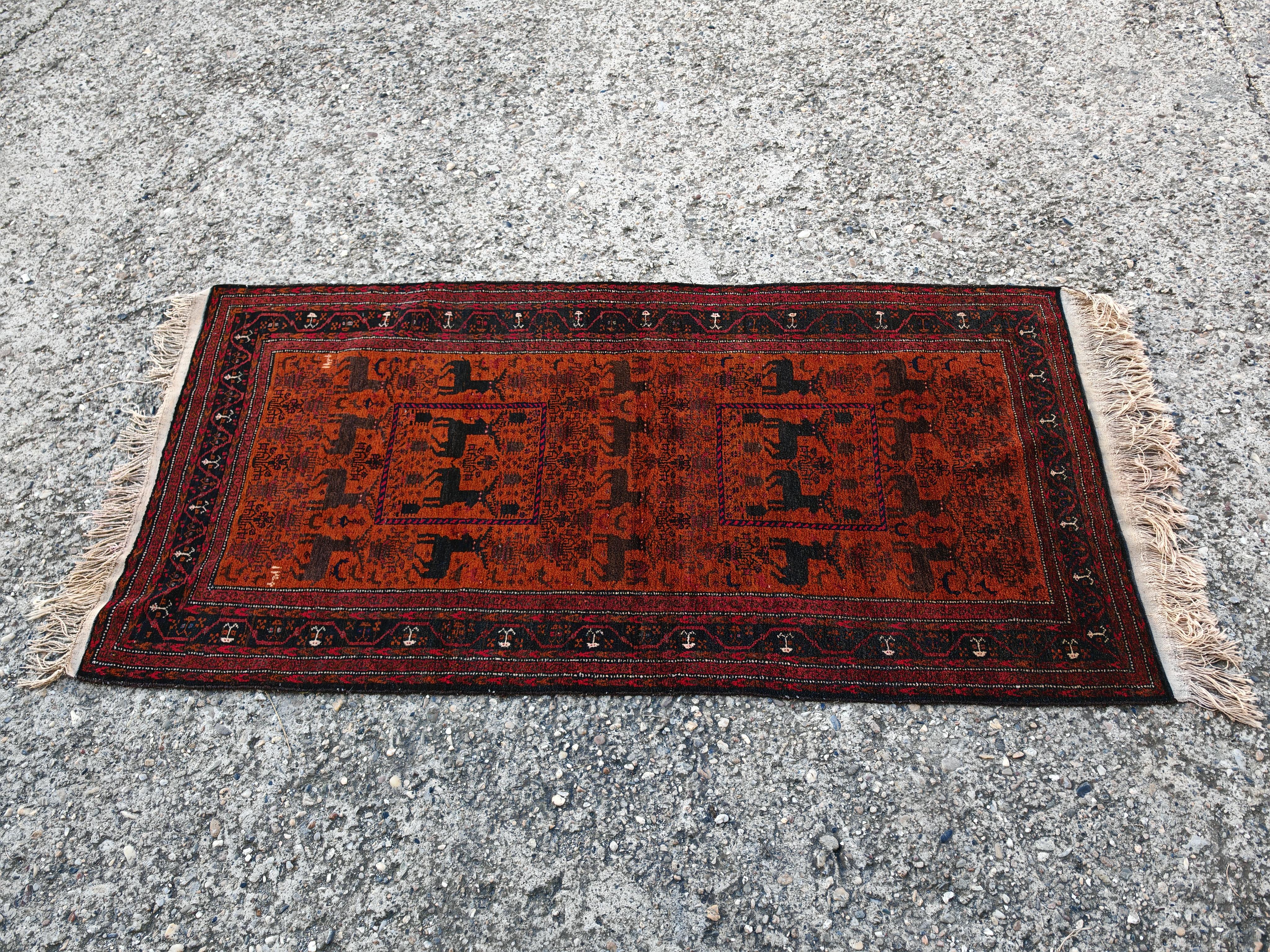 Tapis ancien de Baluchi avec motif de cerf, noué à la main, laine teintée naturelle en vente 4