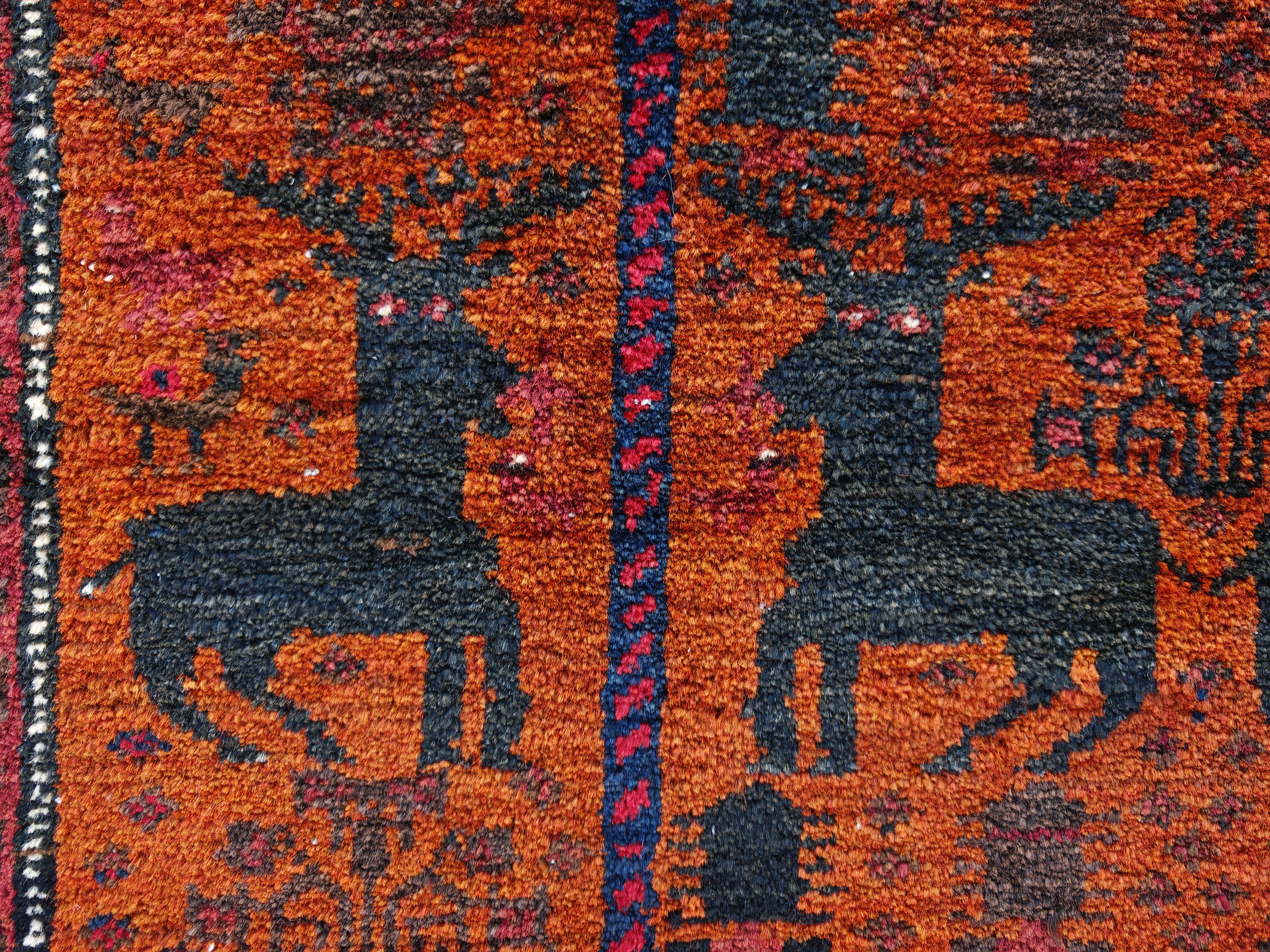 Tribal Tapis ancien de Baluchi avec motif de cerf, noué à la main, laine teintée naturelle en vente