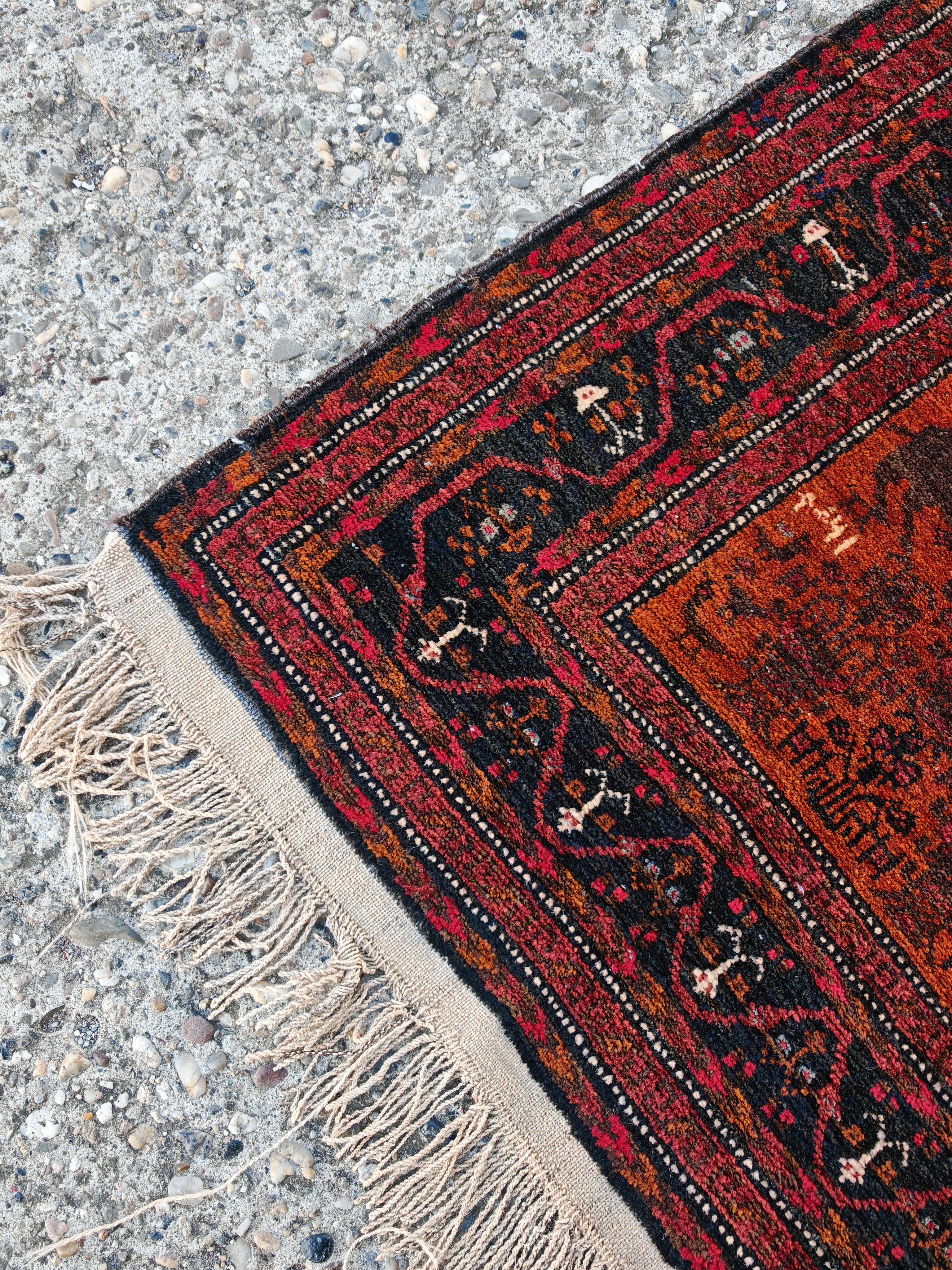 Tapis ancien de Baluchi avec motif de cerf, noué à la main, laine teintée naturelle Bon état - En vente à Beograd, RS