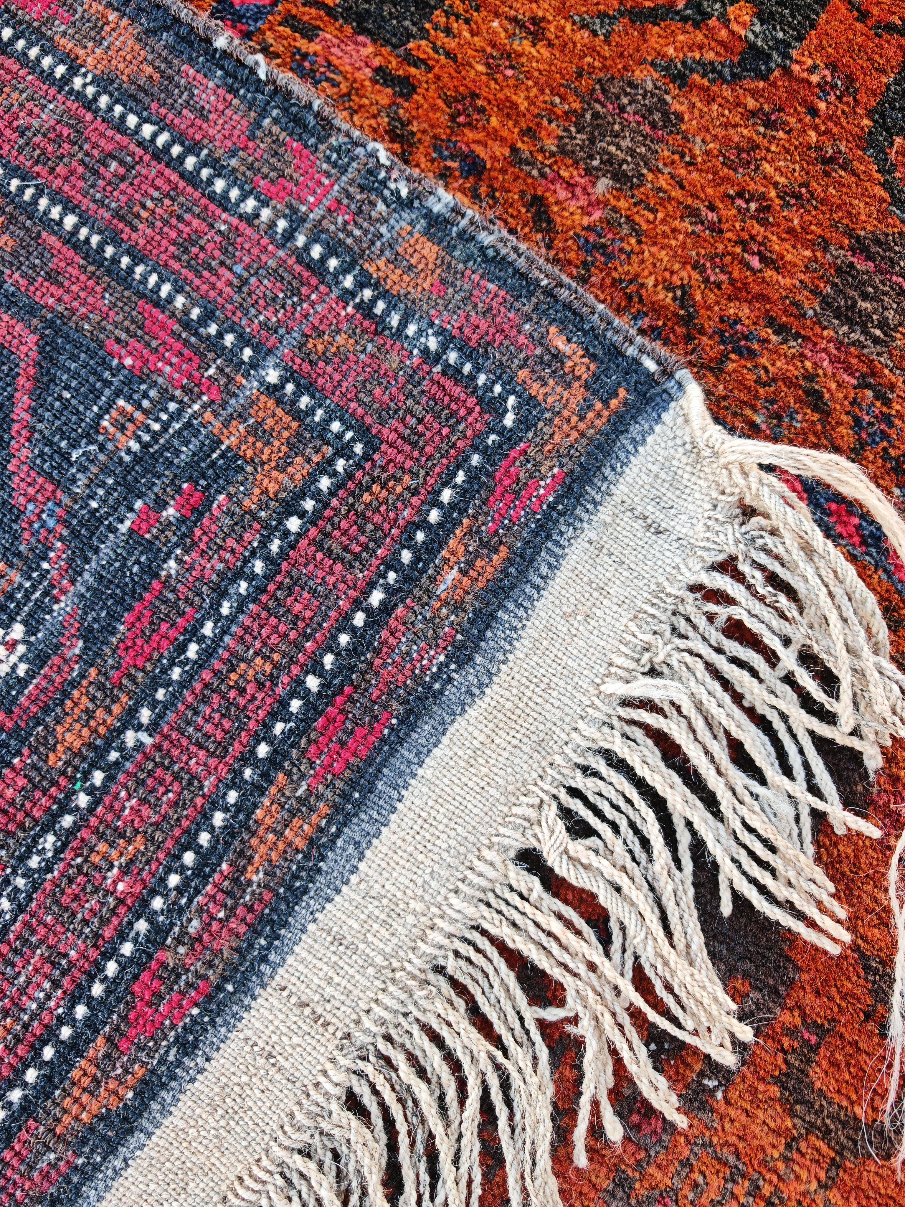 Début du 20ème siècle Tapis ancien de Baluchi avec motif de cerf, noué à la main, laine teintée naturelle en vente