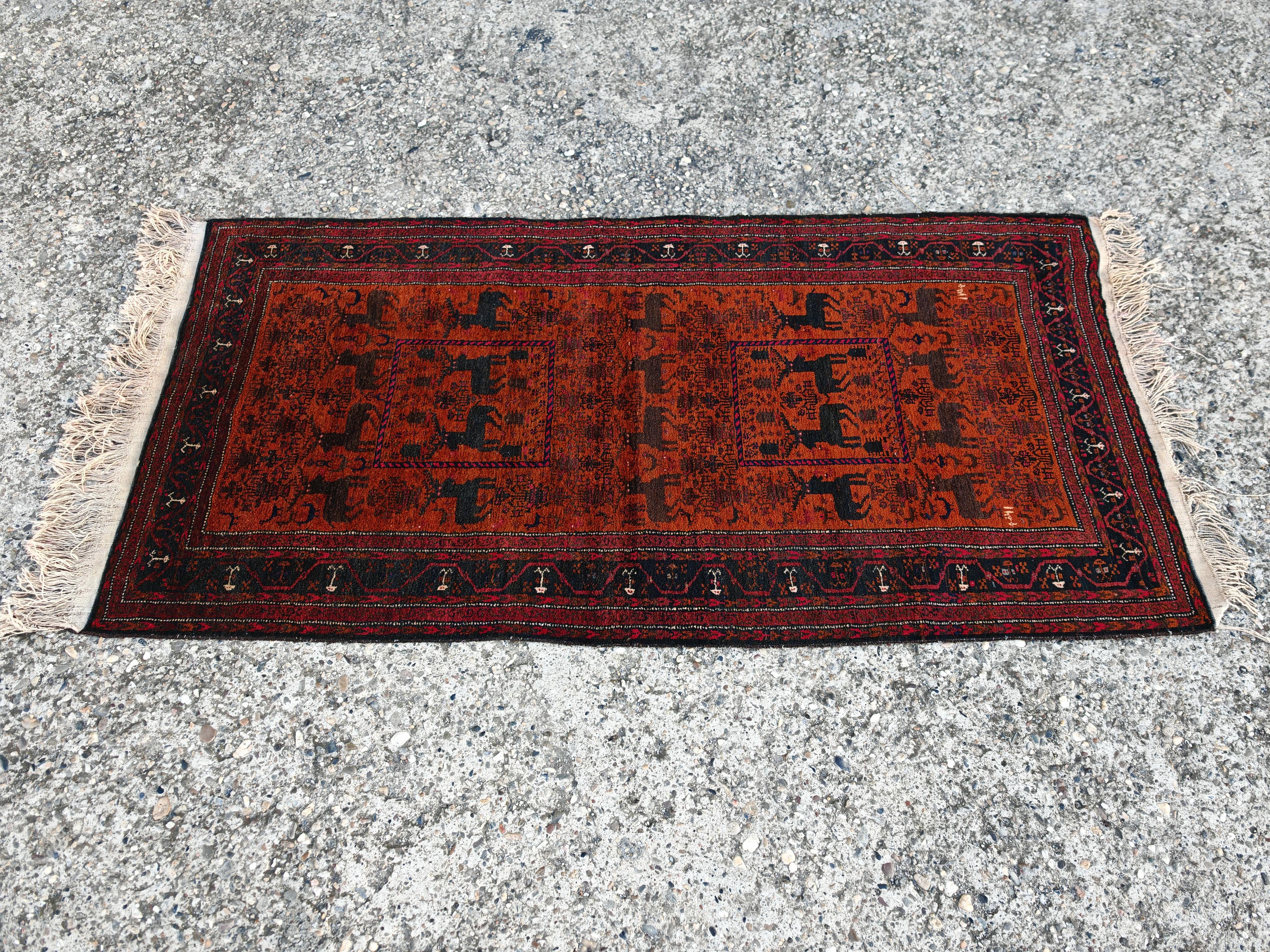 Laine Tapis ancien de Baluchi avec motif de cerf, noué à la main, laine teintée naturelle en vente