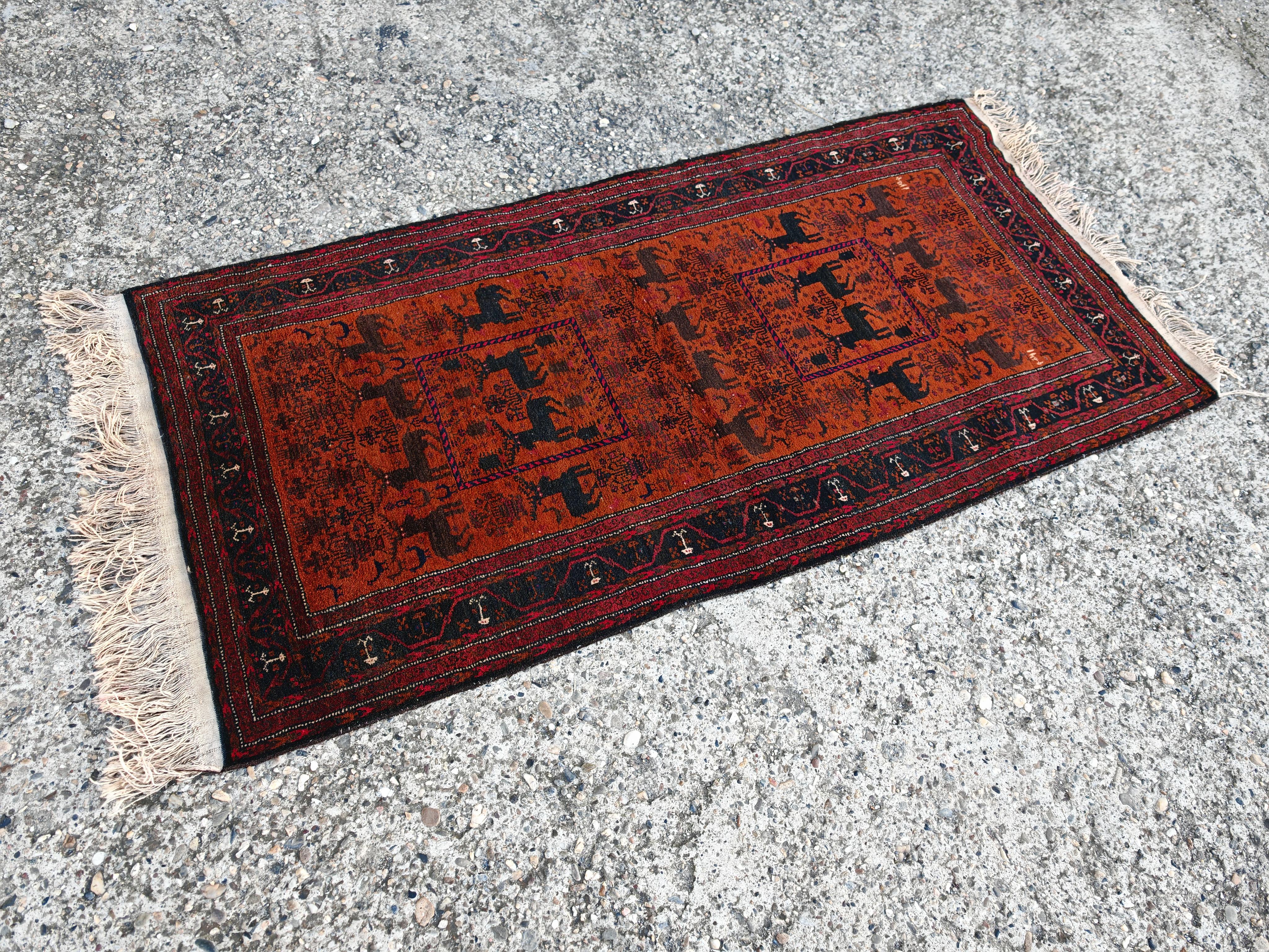 Tapis ancien de Baluchi avec motif de cerf, noué à la main, laine teintée naturelle en vente 1