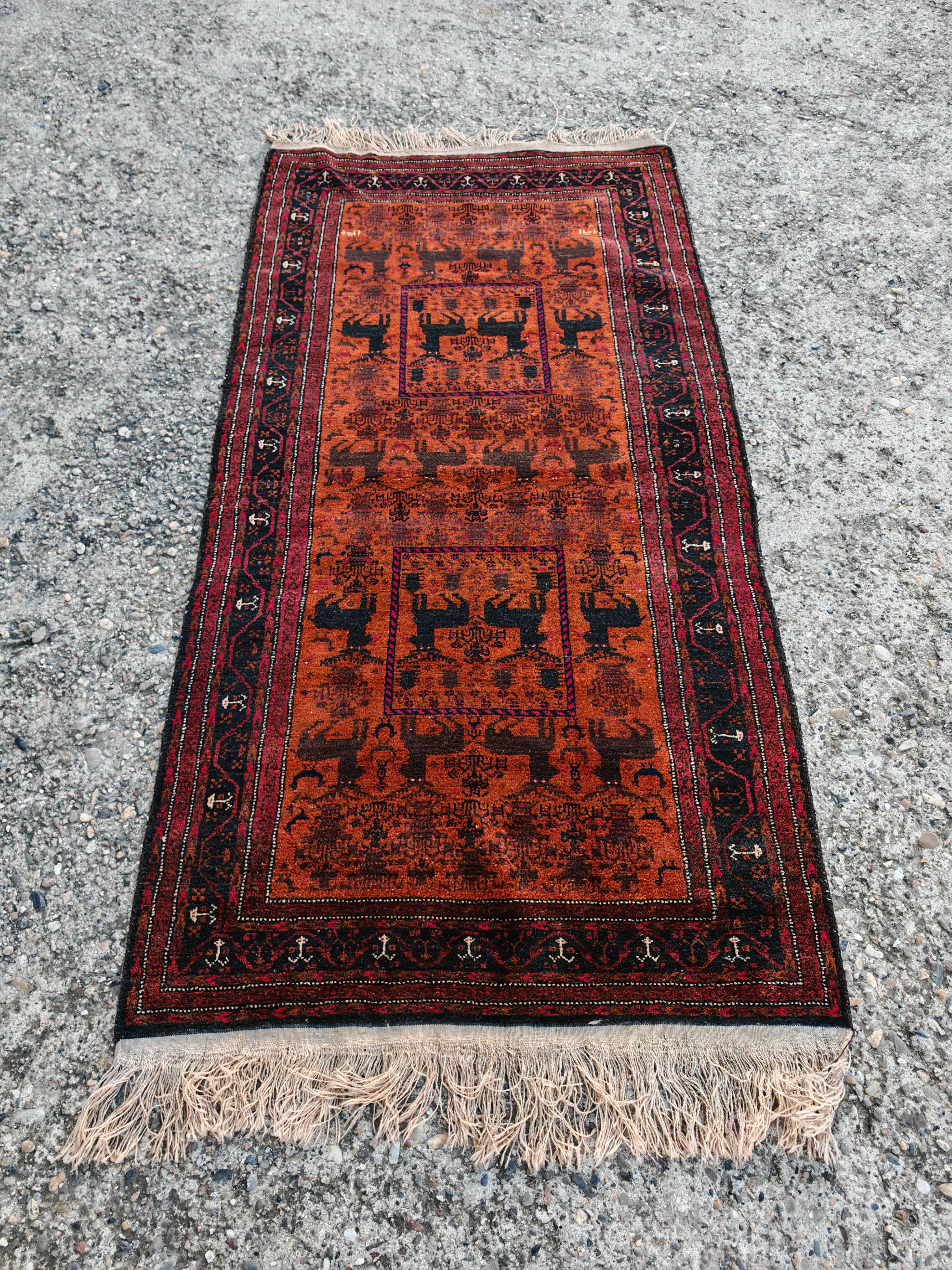 Tapis ancien de Baluchi avec motif de cerf, noué à la main, laine teintée naturelle en vente 2