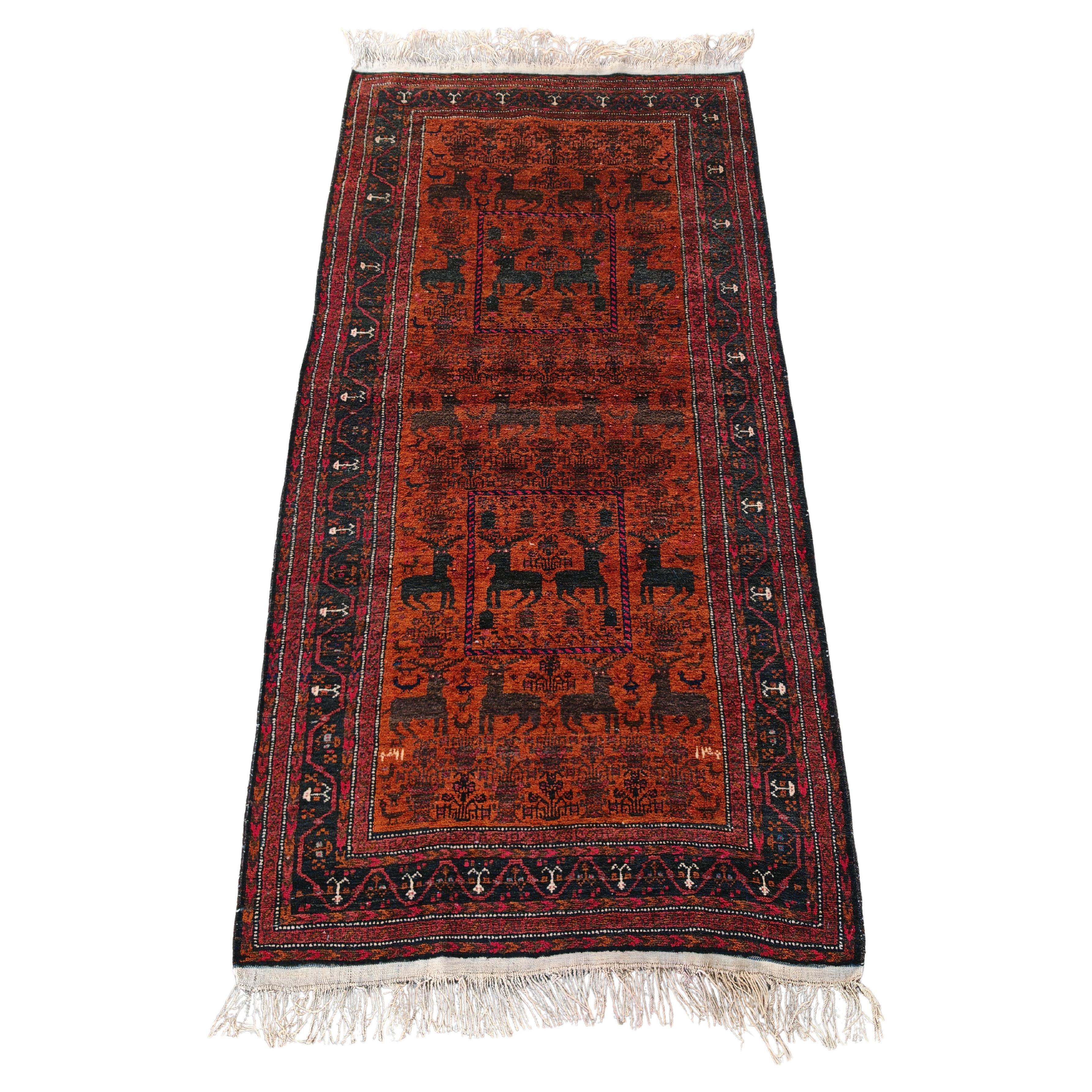 Tapis ancien de Baluchi avec motif de cerf, noué à la main, laine teintée naturelle en vente